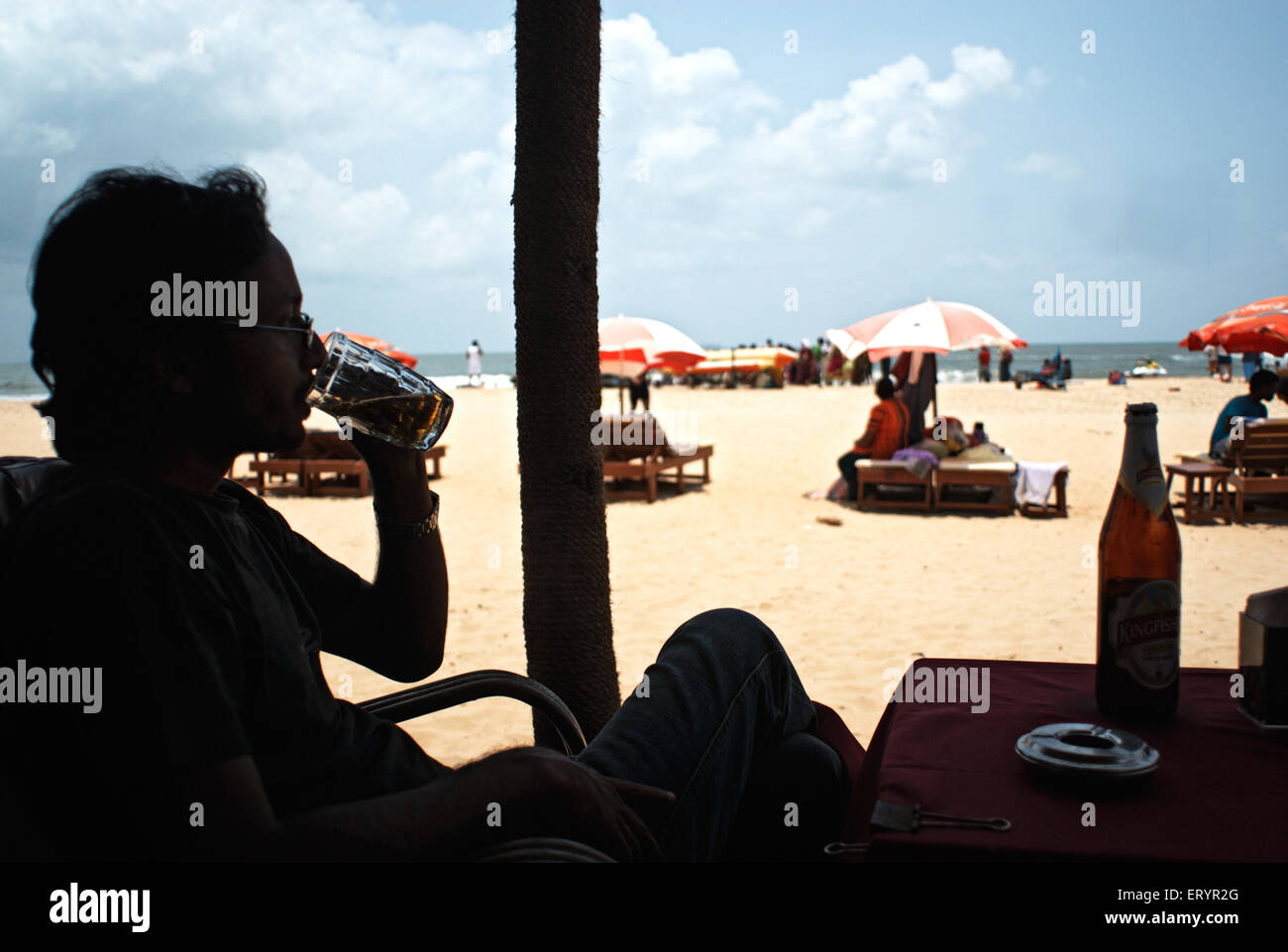 Turismo godendo birra , Calangute spiaggia ; Goa ; India , Asia Foto Stock