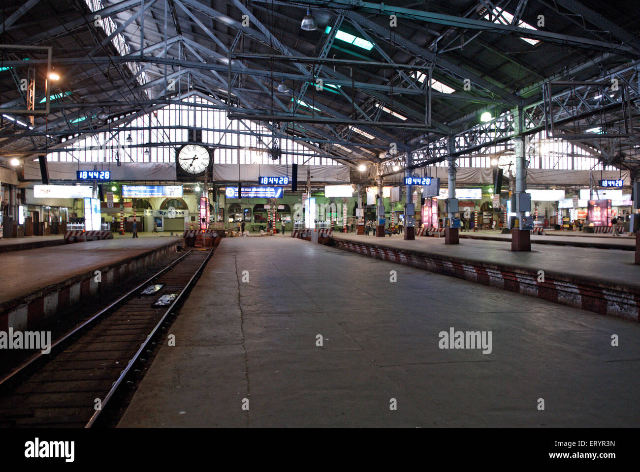 Piattaforme vuote , Victoria Terminus , VT , Chhatrapati Shivaji Terminus , CST , stazione ferroviaria , Bombay , Mumbai , Maharashtra , India , Asia Foto Stock