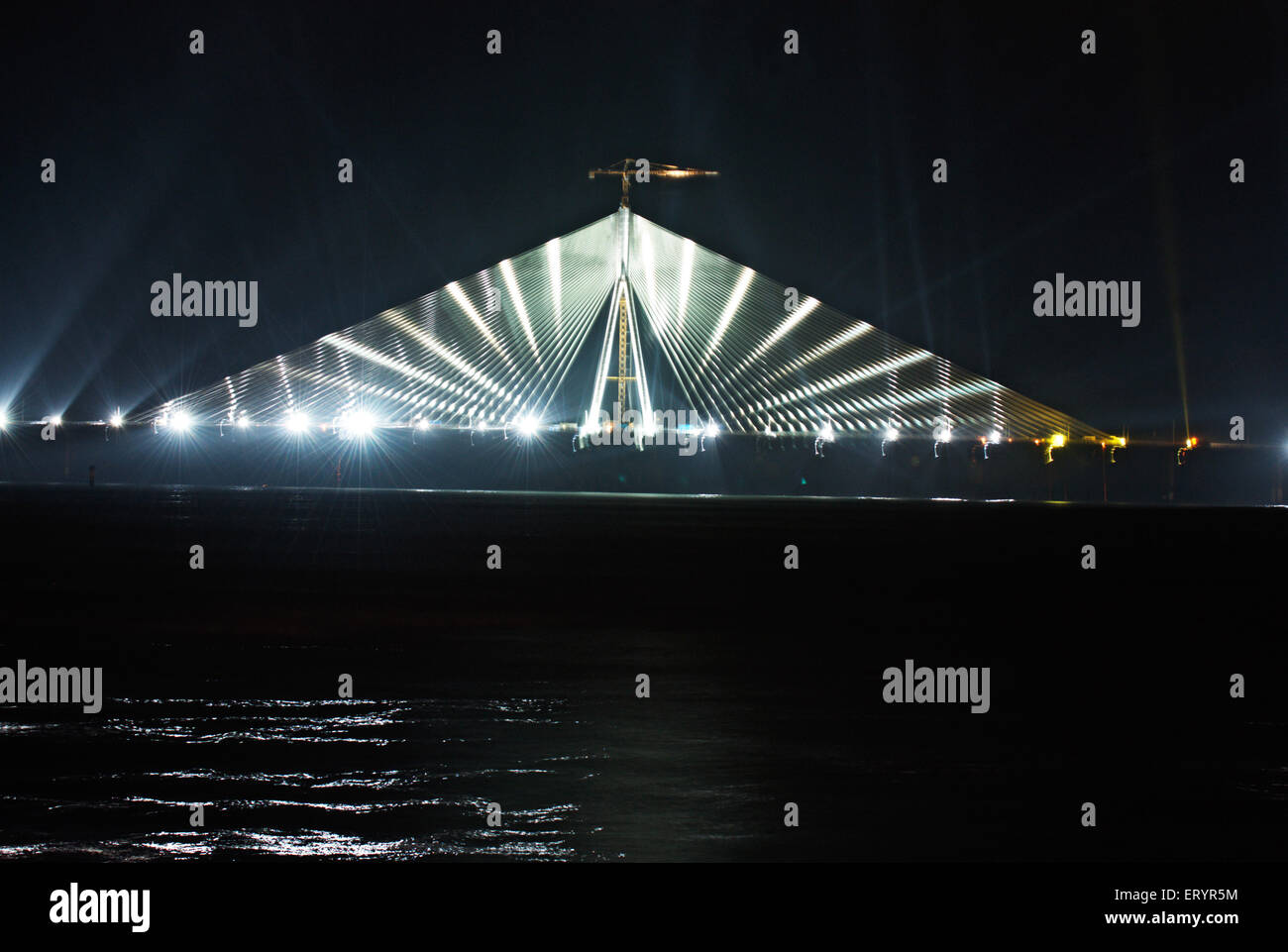 Illuminazione di luci laser, Bandra Worli Rajiv Gandhi cavo di collegamento del mare Stayed bridge , Bombay , Mumbai , Maharashtra , India , Asia Foto Stock