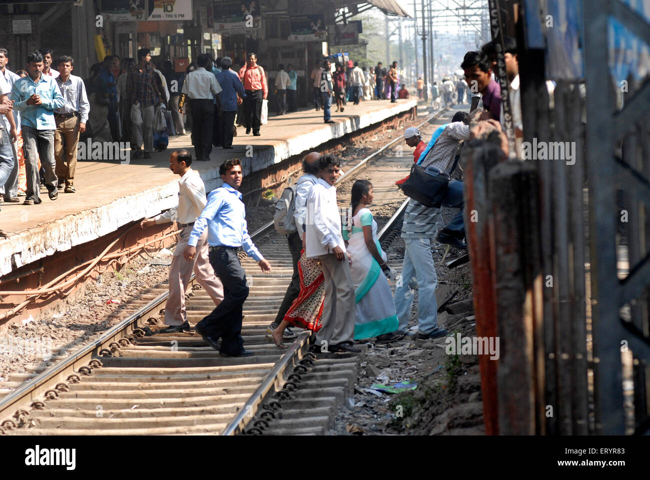 Persone che attraversano la ferrovia pericolosamente , Bombay , Mumbai , Maharashtra , India , Asia Foto Stock