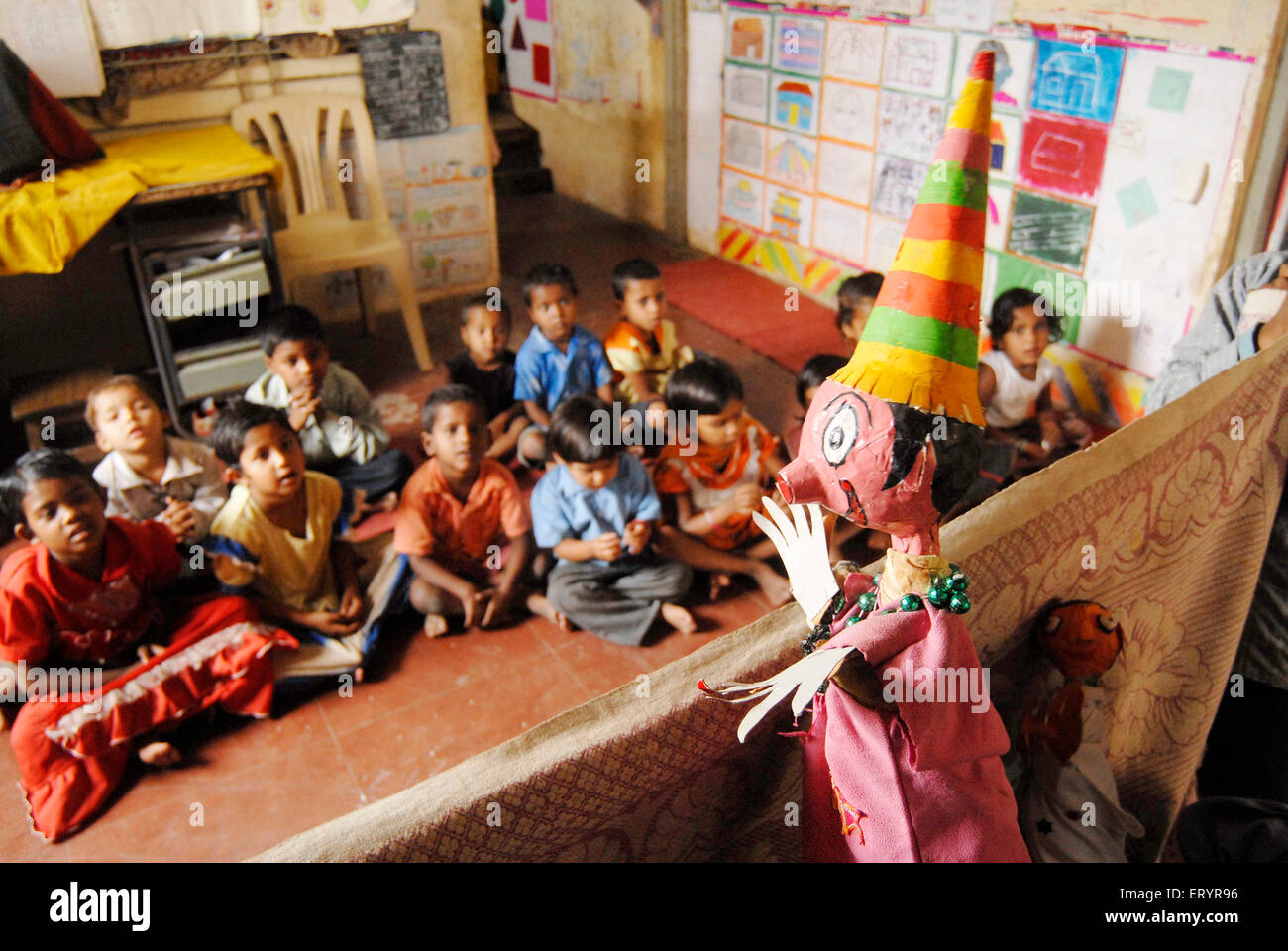Spettacolo di marionette da ONG non governativa Organizzazione per educare i bambini a Wadala a Bombay Mumbai Maharashtra India Asia Foto Stock