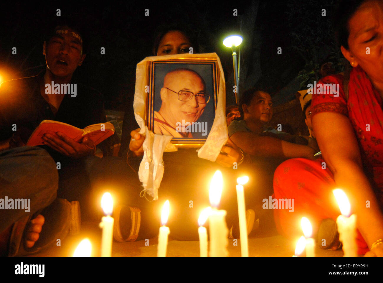 Tibet libero, buddisti che protestano contro la Cina che tiene Dalai lama fotografia e candele, Bombay, Mumbai, Maharashtra, India, Asia Foto Stock