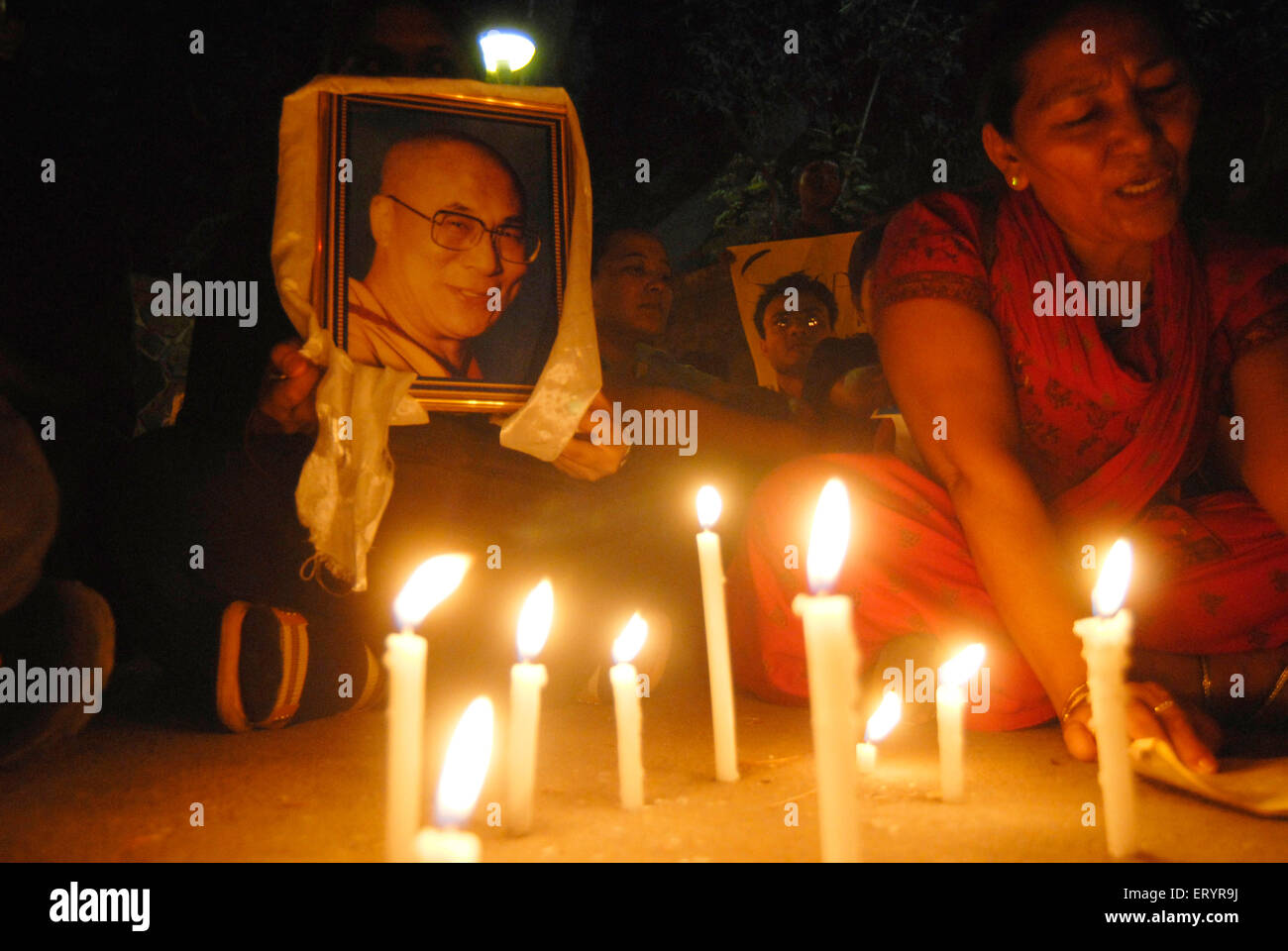 Tibet libero, buddisti che protestano contro la Cina che tiene Dalai lama fotografia e candele, Bombay, Mumbai, Maharashtra, India, Asia Foto Stock