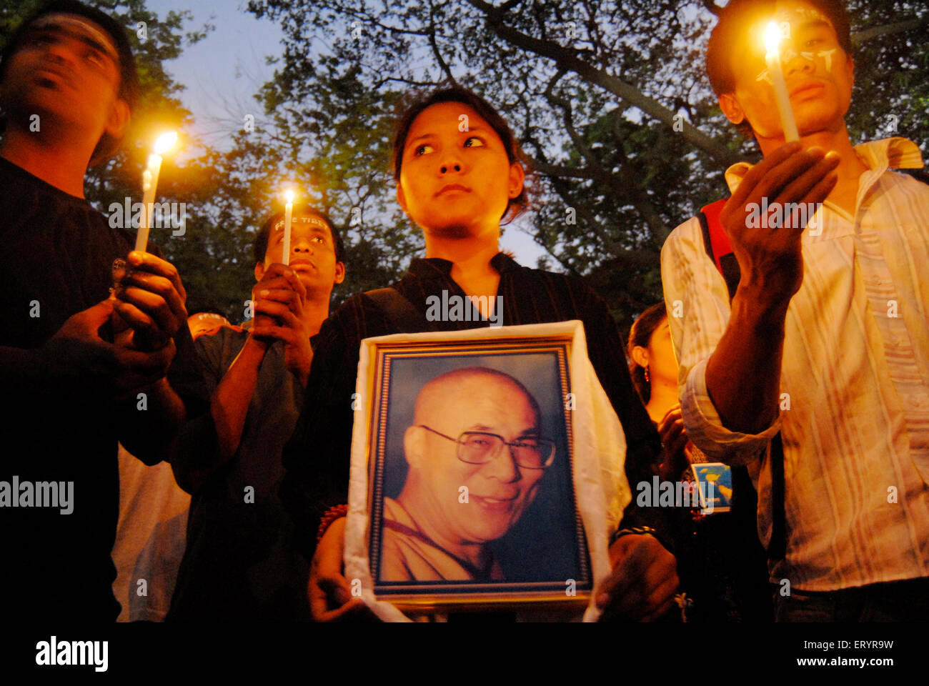 Tibet libero, buddisti che protestano contro la Cina che tiene Dalai lama fotografia e candele, Bombay, Mumbai, Maharashtra, India, Asia Foto Stock