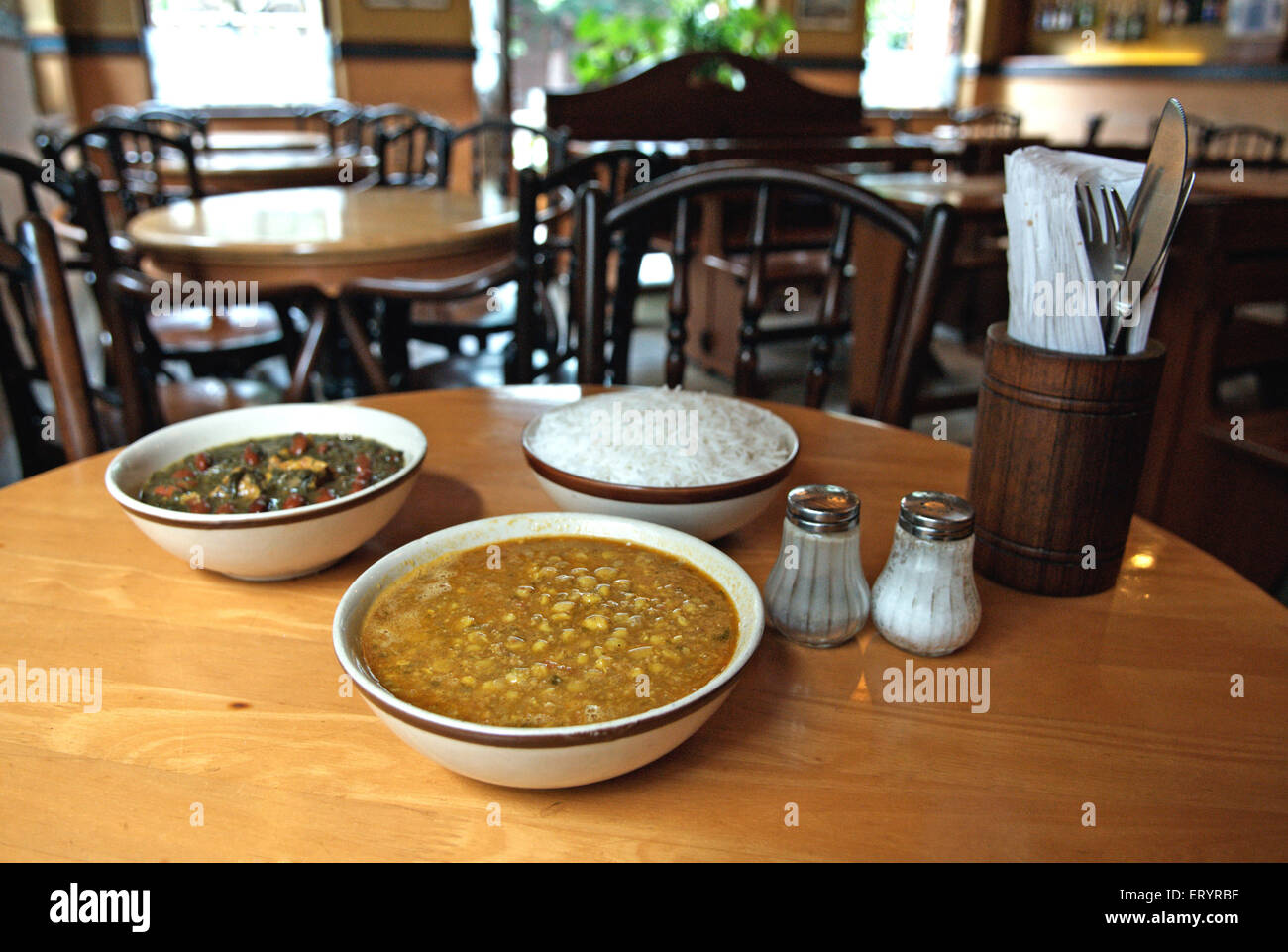 Ghormeh sabzi dal e ghemeh bademhani con riso in irani cafe universale ; Fort ; Bombay Mumbai Foto Stock