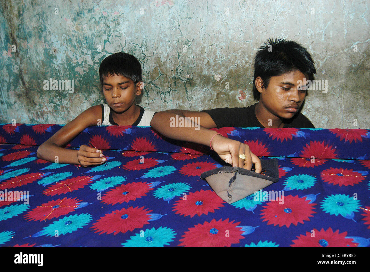 Lavoratori minorenni, lavoro minorile, ragazzi che lavorano, fabbrica Jari, Govandi, Bombay, Mumbai, Maharashtra, India, Asia, bambini indiani che lavorano Foto Stock