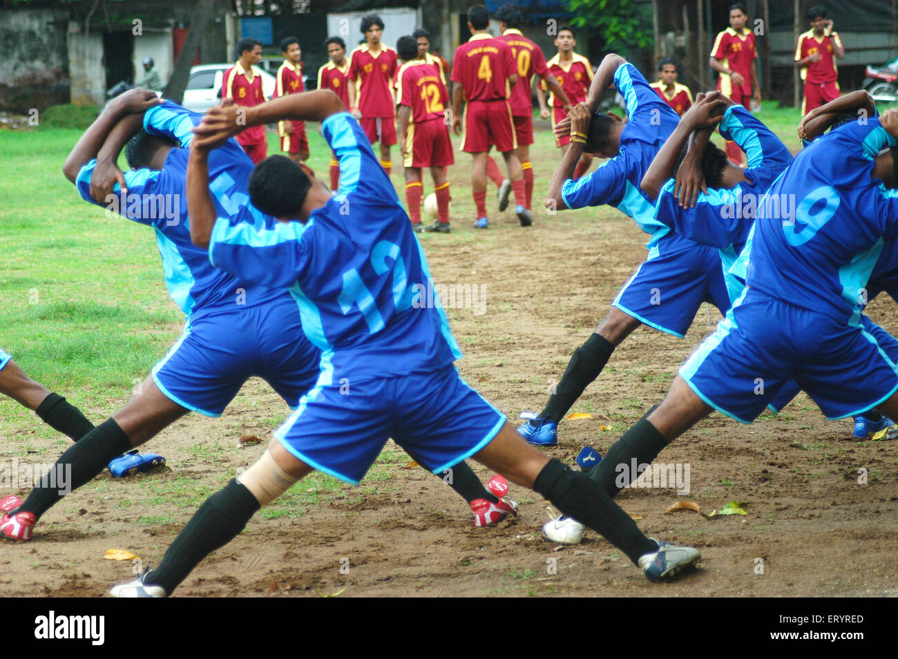 I giocatori si scaldano prima della partita di calcio al campo di calcio cooperage , cooperage Football Stadium , Bombay, Mumbai, Maharashtra, India, Asia Foto Stock