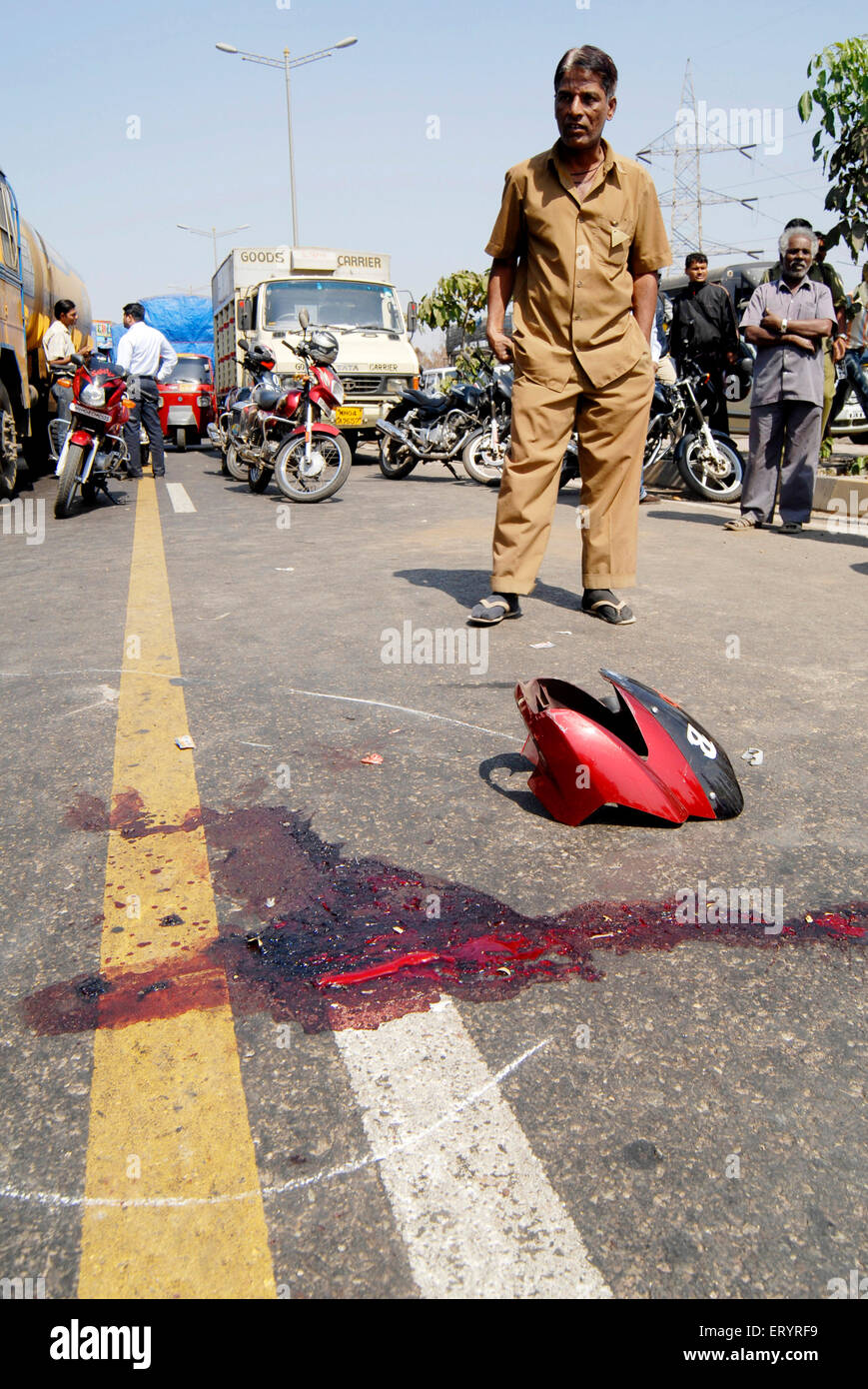 Incidente di bici , parte del motociclo di sangue e rotto , autostrada Eastern Express , Bombay , Mumbai , Maharashtra , India , incidente indiano , Asia Foto Stock