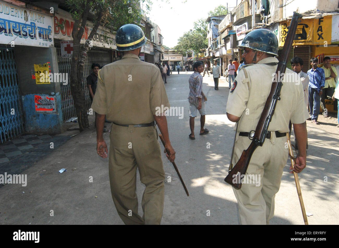 Polizia per controllare la rivolta , Cheeta Camp , Trombay , Bombay , Mumbai , Maharashtra , India , sicurezza indiana , Asia Foto Stock