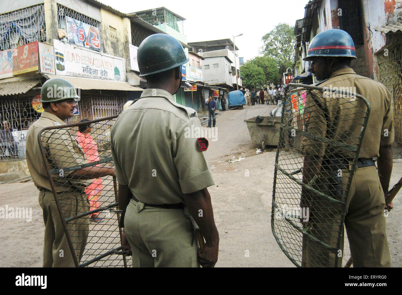 Polizia per controllare la rivolta , Cheeta Camp , Trombay , Bombay , Mumbai , Maharashtra , India , sicurezza indiana , Asia Foto Stock