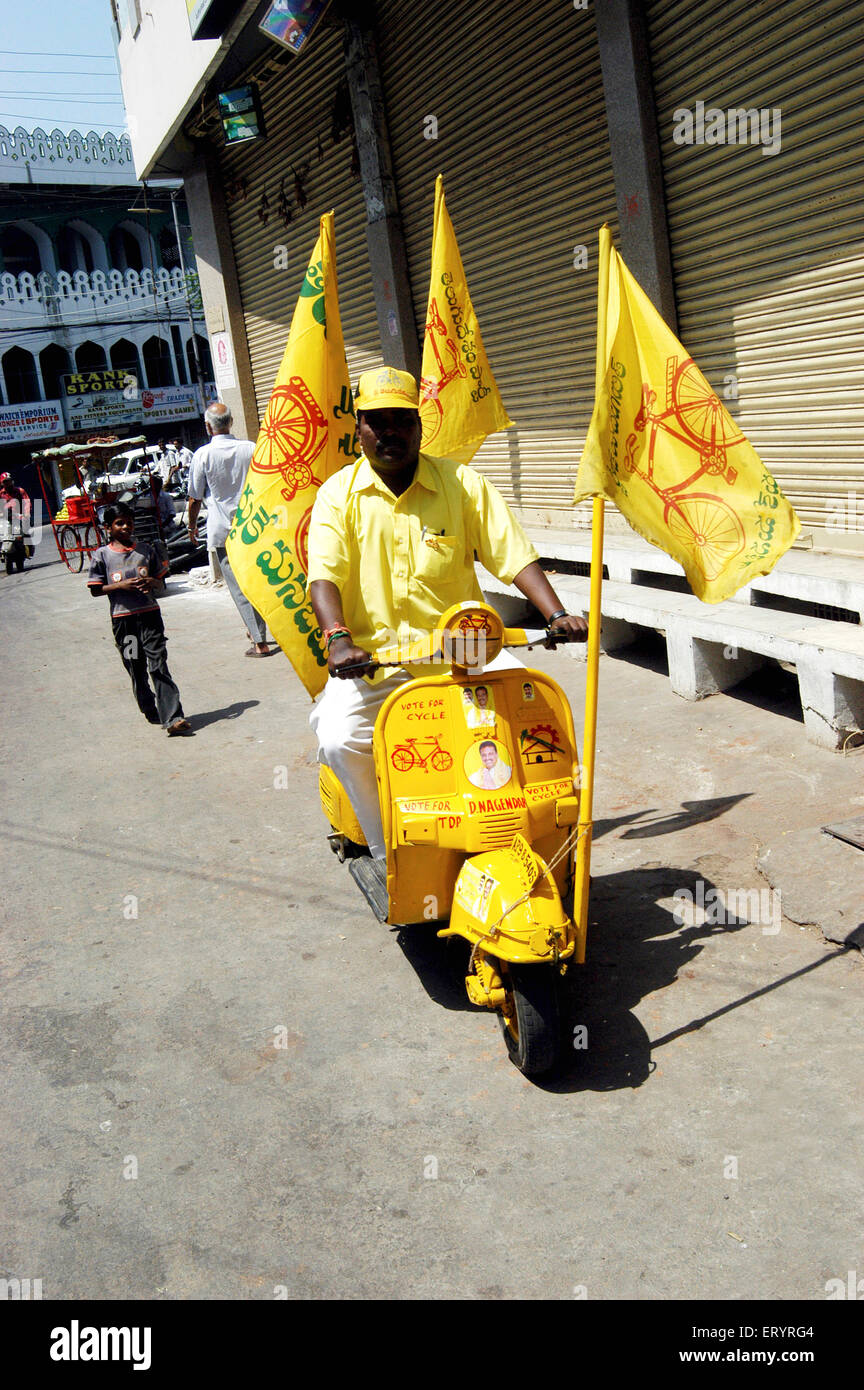 Nagender dipinse su scooter per la campagna elettorale , Hyderabad , Andhra Pradesh , Telengana , India , Asia Foto Stock