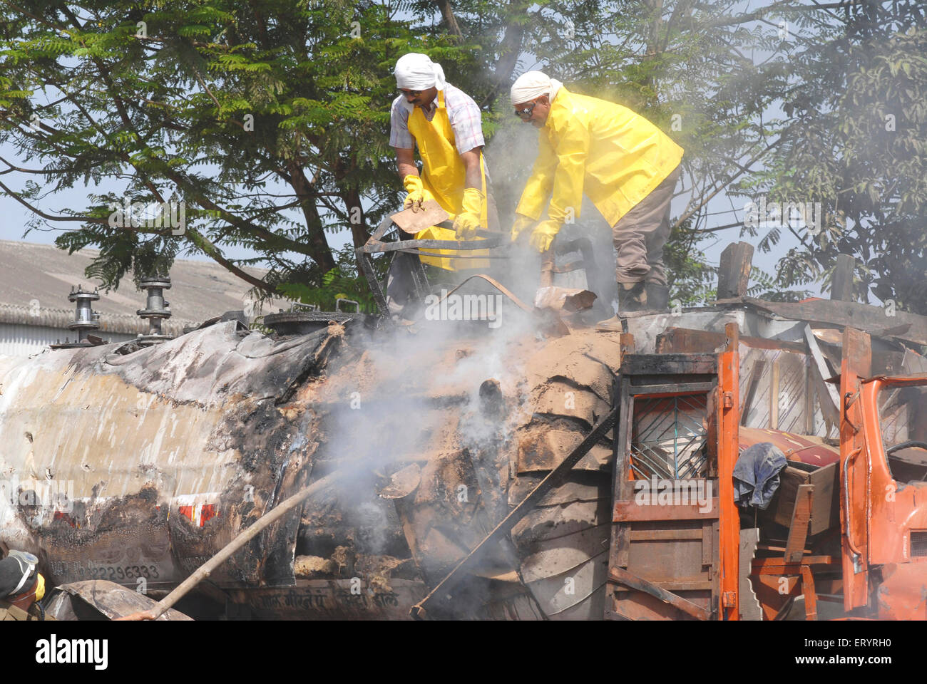 Incidente di camion di serbatoio chimico , perdite chimiche di intasamento , Panvel , Maharashtra , India , Asia Foto Stock