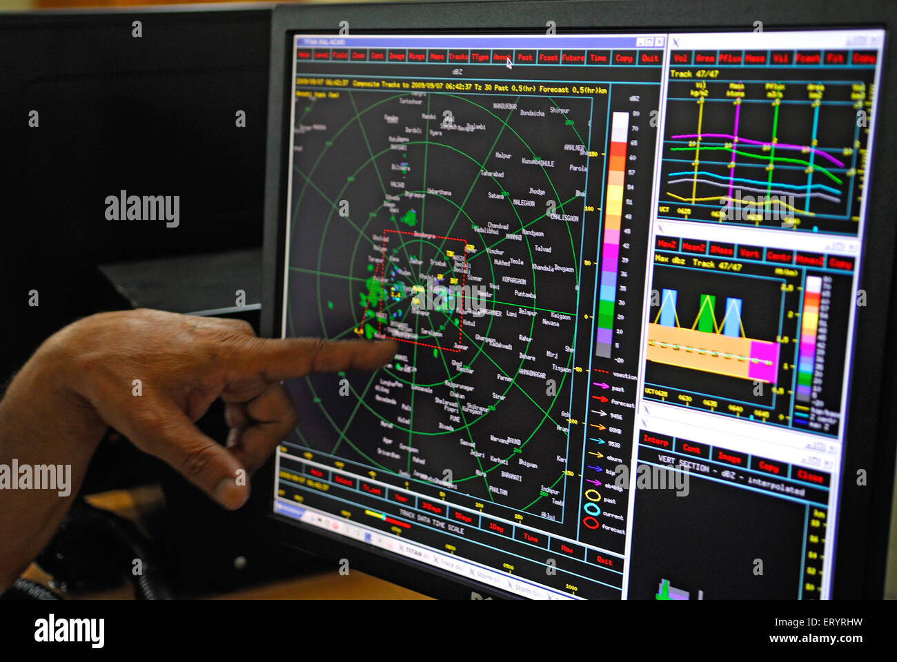 Operatore che mostra la configurazione del controllo del traffico aereo mini per l'operazione di semina di nube aerea ; Maharashtra ; India Foto Stock