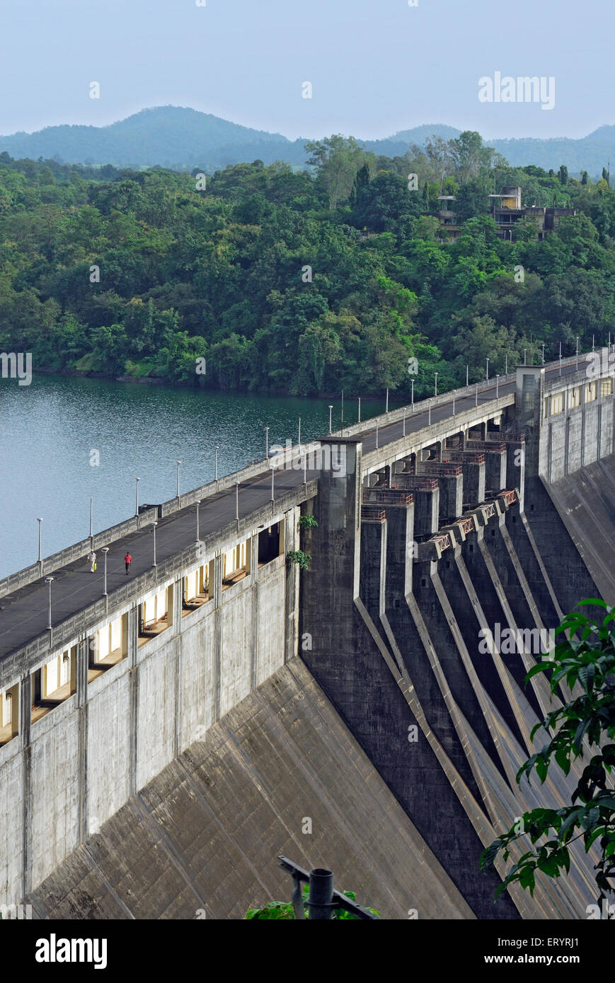 Modak Sagar diga , Modaksagar lago , Vaitarna fiume , Thana , Thane ,  Bombay , Mumbai ; Maharashtra ; India , asia Foto stock - Alamy