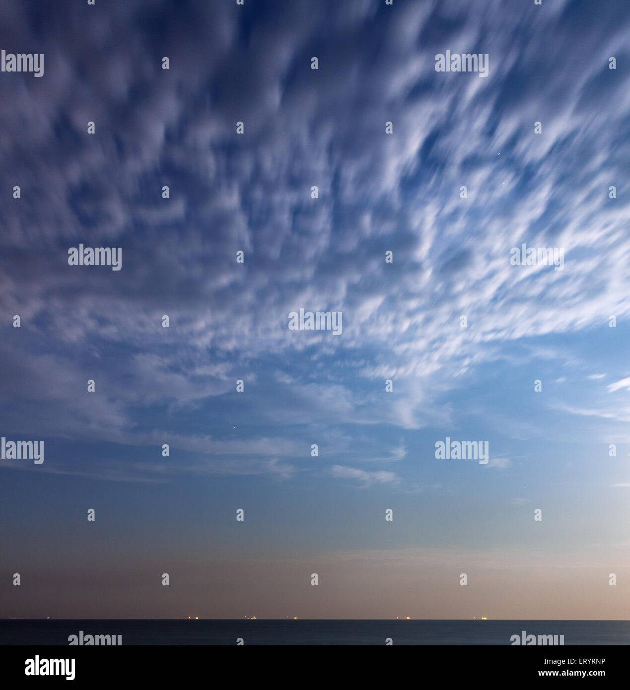 Bella notte d'estate al mare con il cielo blu e nuvole in Ucraina Foto Stock