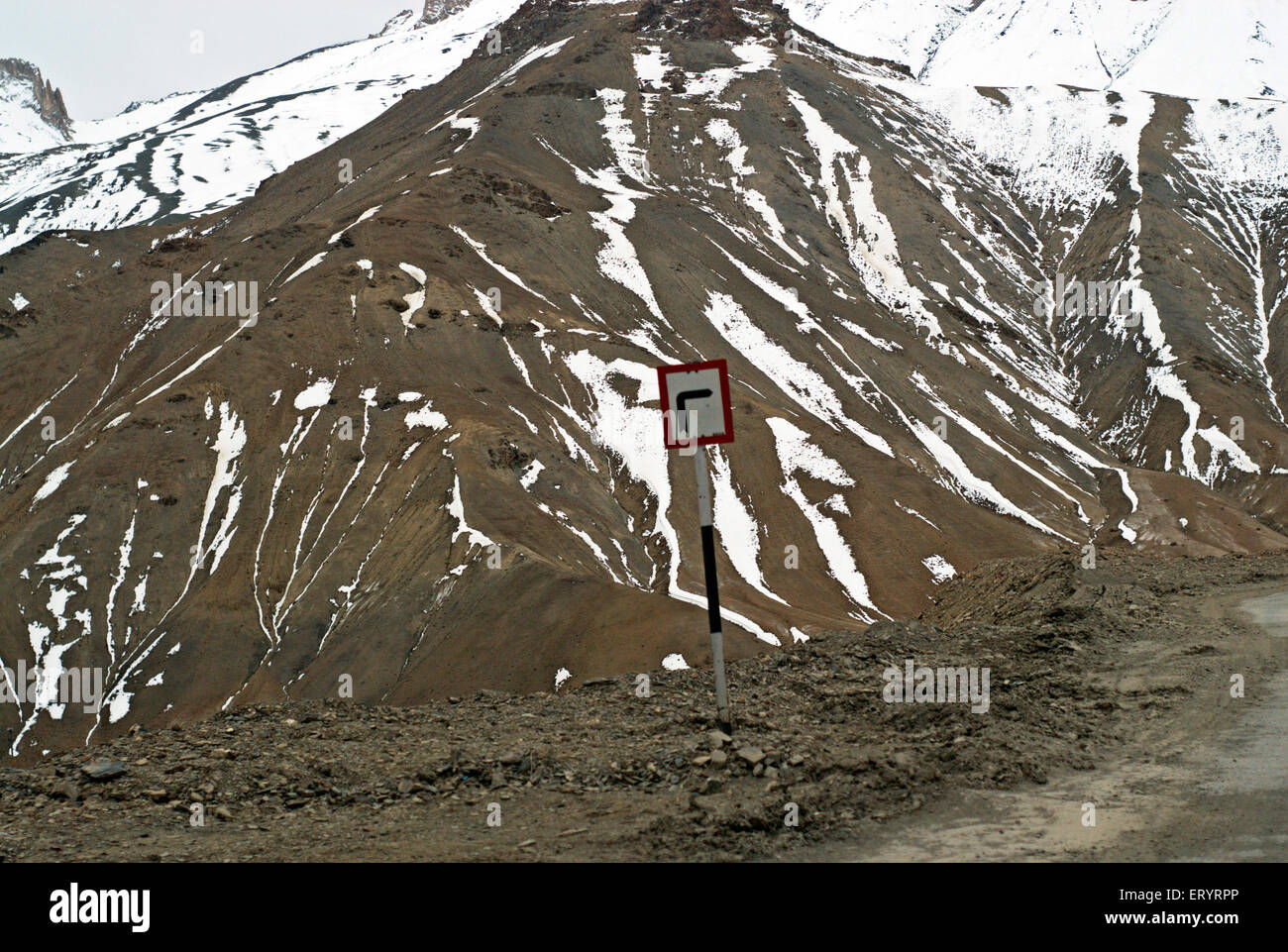 Girare a destra cartello con neve montagna himalayana ; Ladakh ; Jammu e Kashmir ; India 9 Aprile 2008 Foto Stock