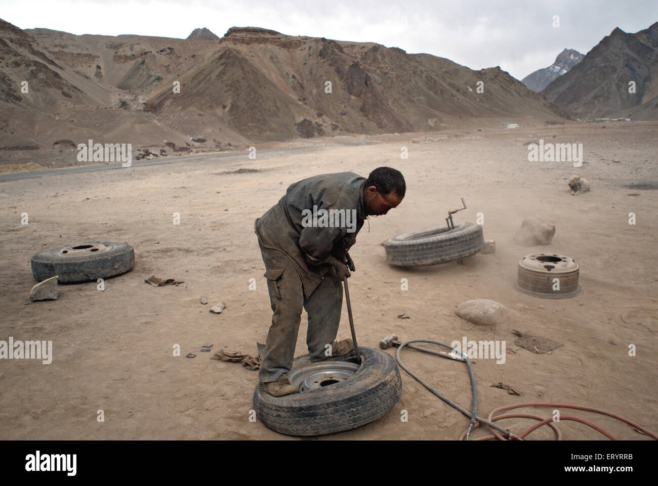 Mechanic occupato a lavorare su Leh Kargil road ; Ladakh ; Jammu e Kashmir ; India 9 Aprile 2008 n. MR Foto Stock