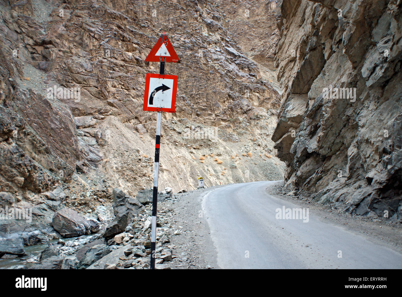 Girare a destra cartello su Leh Kargil road ; Ladakh ; Jammu e Kashmir ; India 9 Aprile 2008 Foto Stock