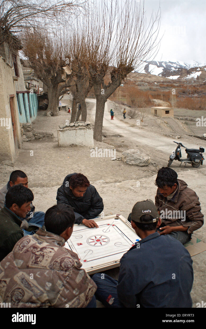 Gli uomini che giocano carambola nel villaggio Mulbekh ; Leh ; Ladakh ; Jammu e Kashmir ; India n. MR 10 Aprile 2008 Foto Stock Gli uomini che giocano carambola nel villaggio Mulbekh ; Leh ; Ladakh ; Jammu e Kashmir ; India n. MR 10 Aprile 2008 Foto Stock