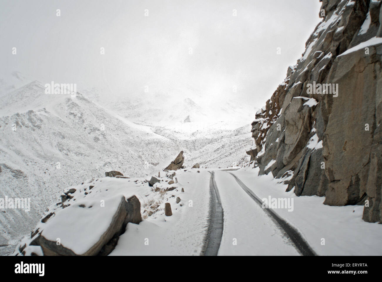 Strada innevata del passo di montagna Khardungla , Khardung la , Khardong la , Khardzong la , Leh , Ladakh , Jammu e Kashmir , India , Asia Foto Stock