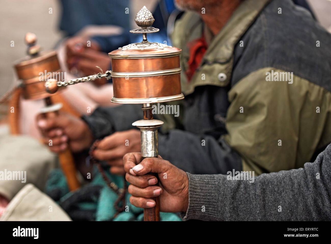 I monaci buddisti rotante ruota di preghiera ; Leh ; Ladakh ; Jammu e Kashmir ; India 11 Aprile 2008 Foto Stock