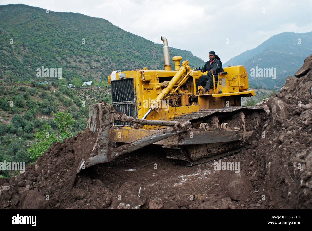 Lavoratore strada chiara danneggiati a causa della frana a Urusa ; Uri ; Jammu e Kashmir ; India n. MR 7 Aprile 2008 Foto Stock