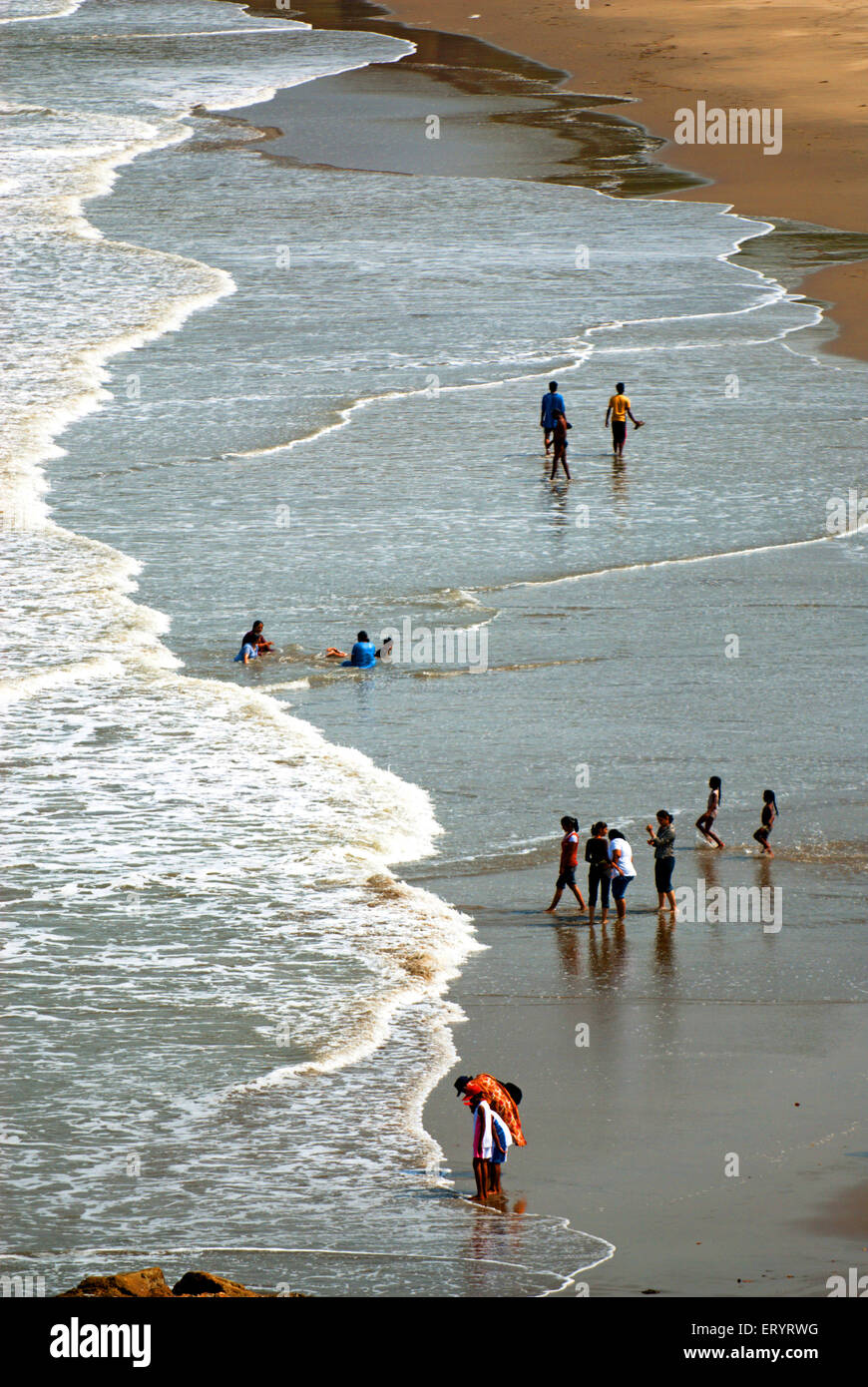 Turisti , Spiaggia Vagator ; Goa ; India , asia Foto Stock