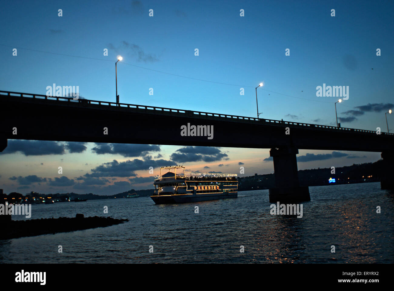 Imbarcazione da crociera illuminata sotto il ponte, fiume mandovi ; Panjim , Panaji ; Goa ; India , Asia Foto Stock