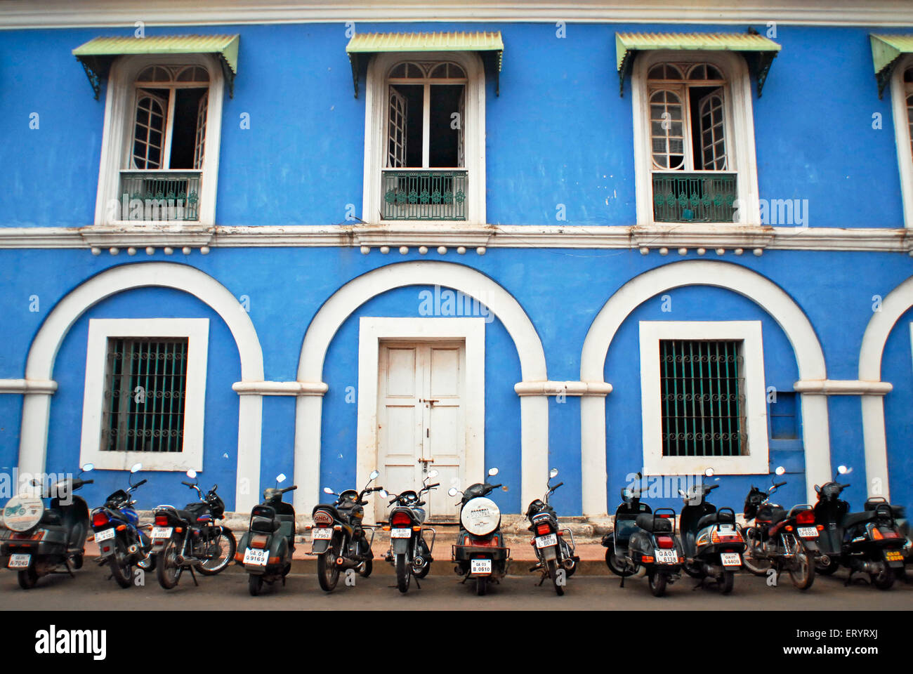 Veicoli parcheggiati davanti al vecchio edificio coloniale ; Panjim Panaji ; Goa ; India 6 Maggio 2008 Foto Stock