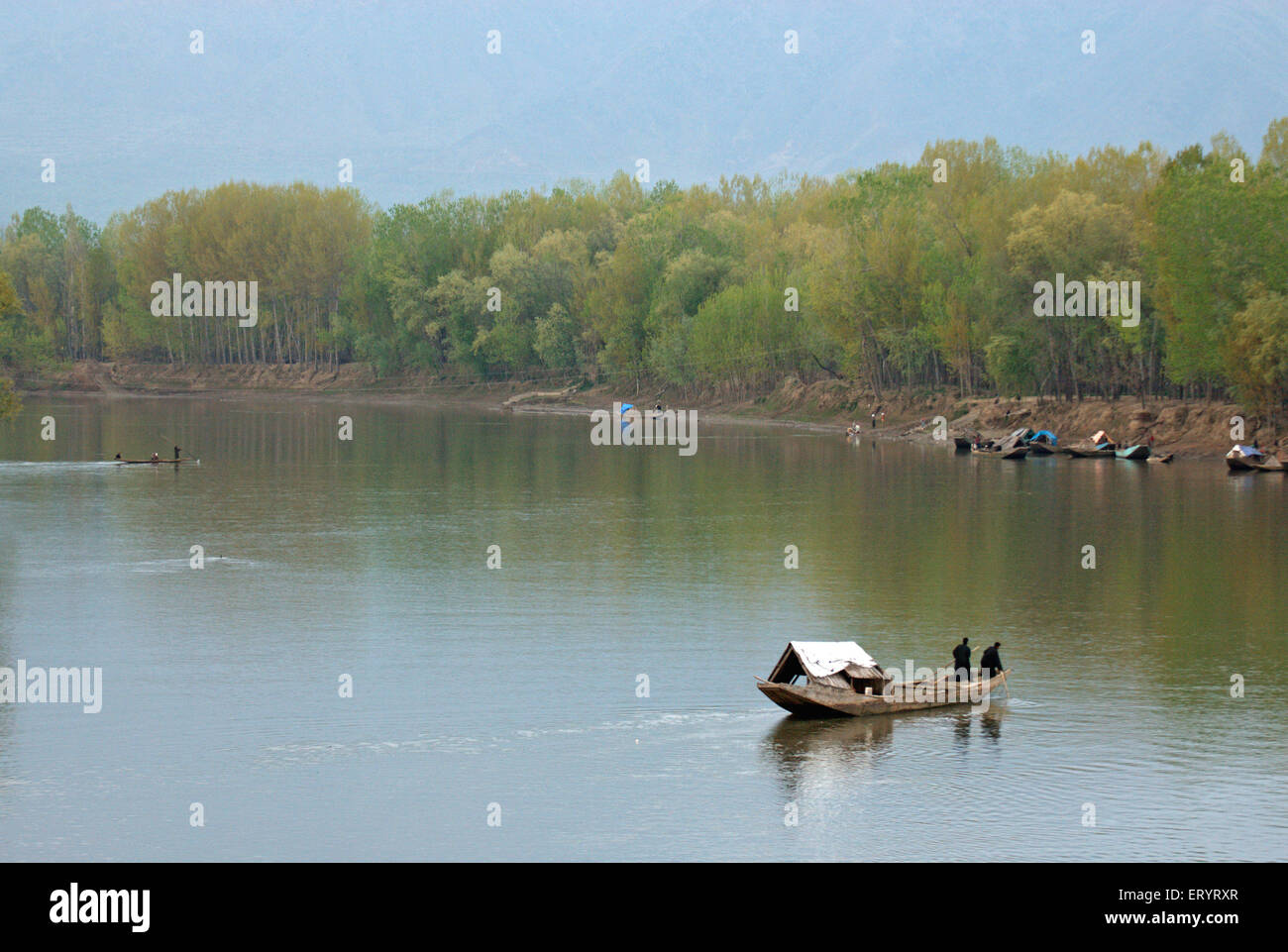 Kashmir in barca nel fiume Jhelum ; Lolab valley ; Sopore ; Baramulla ; Jammu e Kashmir ; India 8 Aprile 2008 Foto Stock