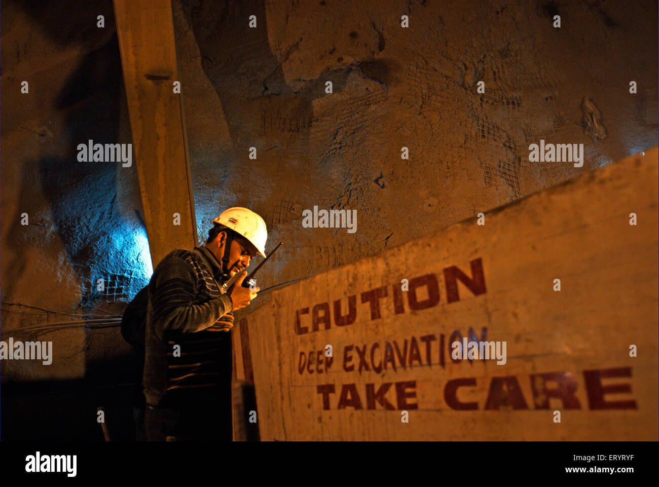 Il controllo tecnico di scavo presso il sito del progetto idroelettrico ; Uri ; Jammu e Kashmir ; India n. MR 6 Aprile 2008 Foto Stock