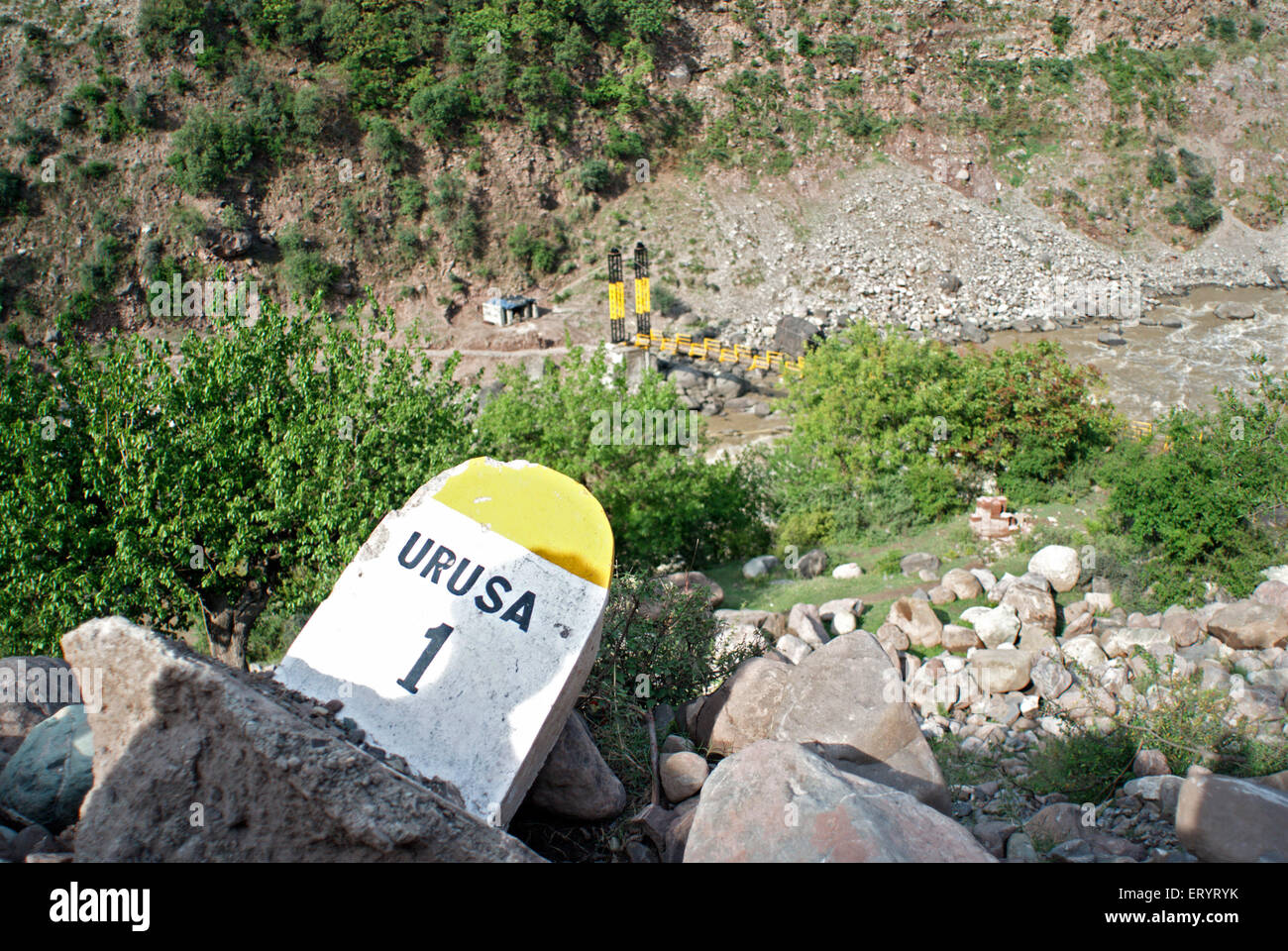 Milestone danneggiato mostrando la distanza di Urusa , Kupwara , Muzaffarabad , Baramulla , Jammu e Kashmir , India , Asia Foto Stock