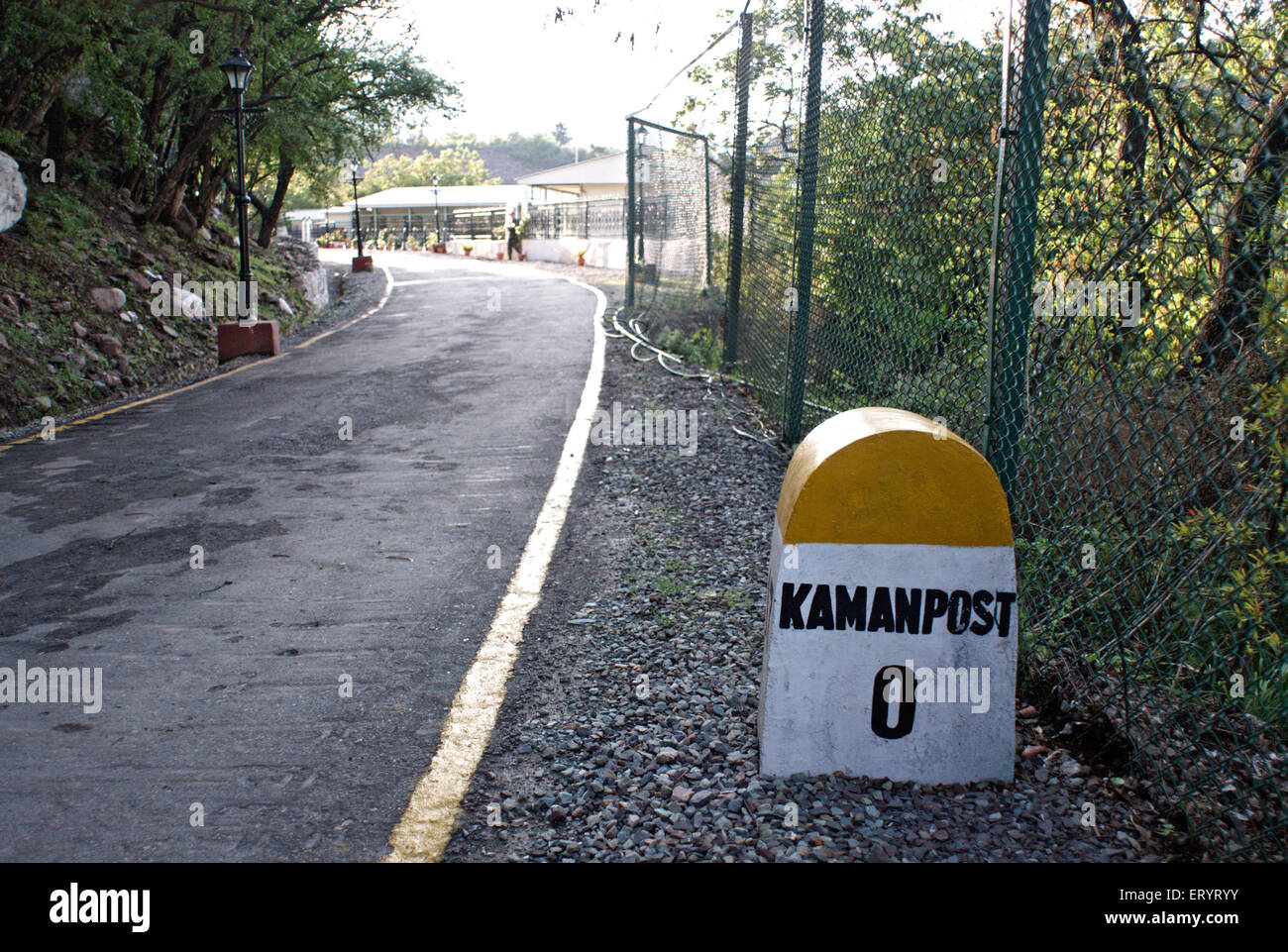 Pietra miliare che mostra la distanza di Kaman post , linea di controllo , Srinagar Muzaffarabad strada ; Uri ; Jammu e Kashmir ; India , Asia Foto Stock