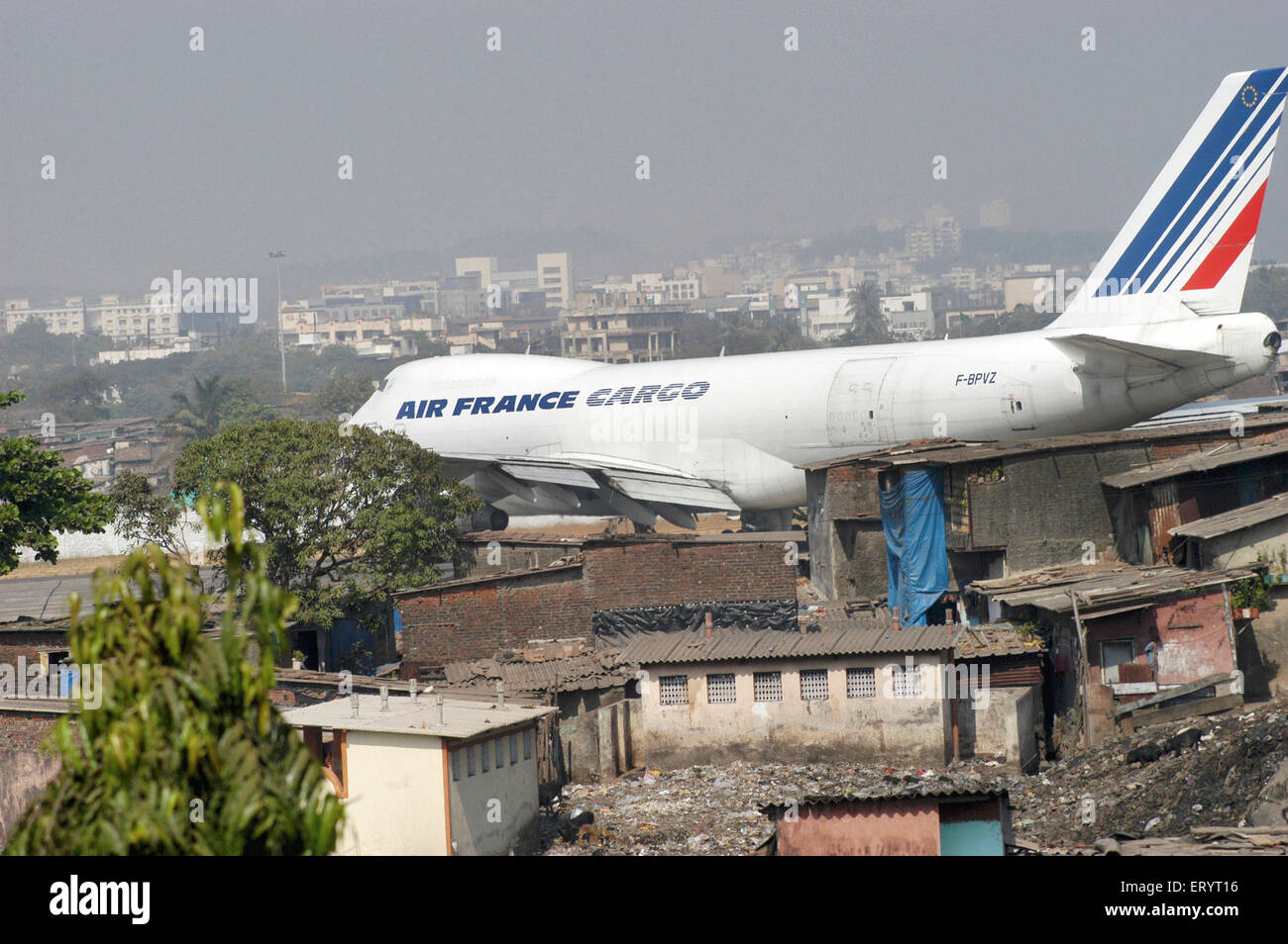 Air France aereo da carico decollo, Sahar Aeroporto baraccopoli, Chhatrapati Shivaji Maharaj Aeroporto Internazionale , Bombay , Mumbai , India , Asia Foto Stock