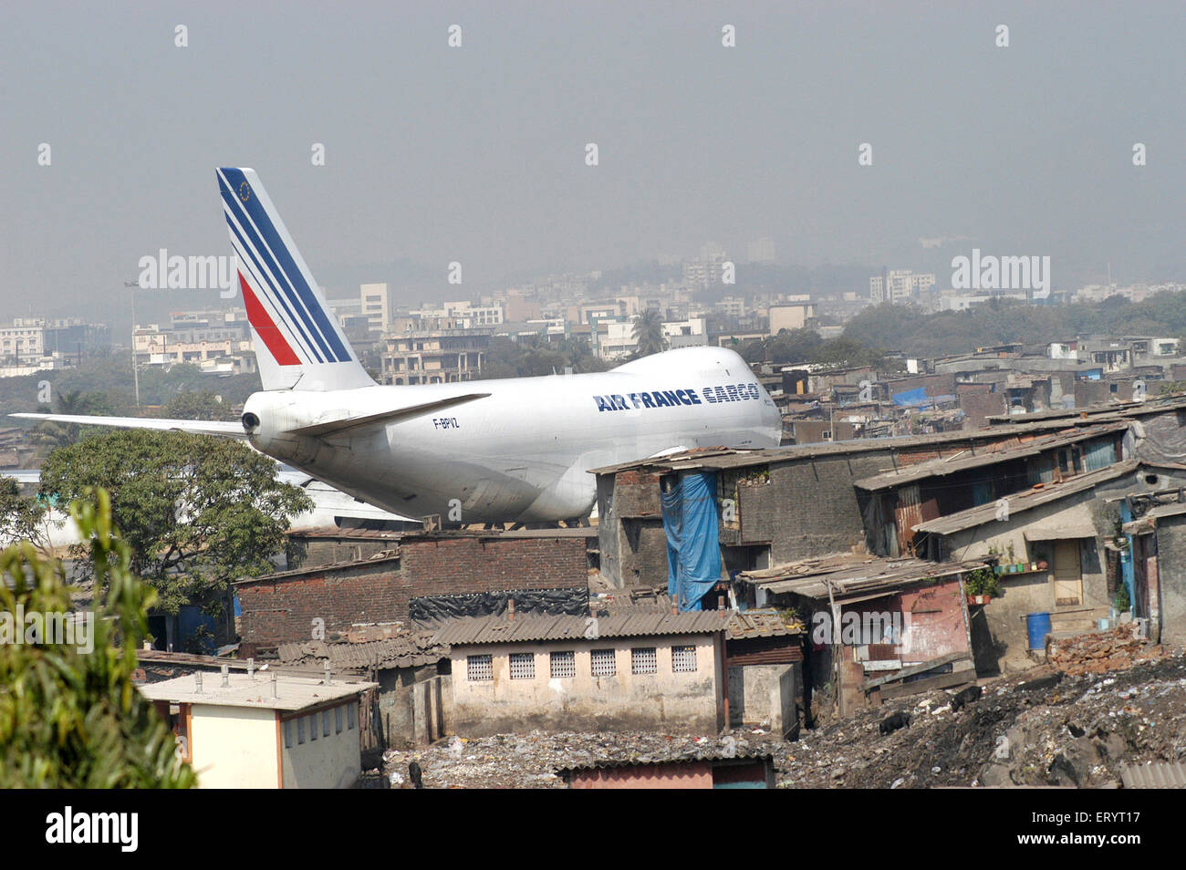 Air France aereo da carico decollo, Sahar Aeroporto baraccopoli, Chhatrapati Shivaji Maharaj Aeroporto Internazionale , Bombay , Mumbai , India , Asia Foto Stock