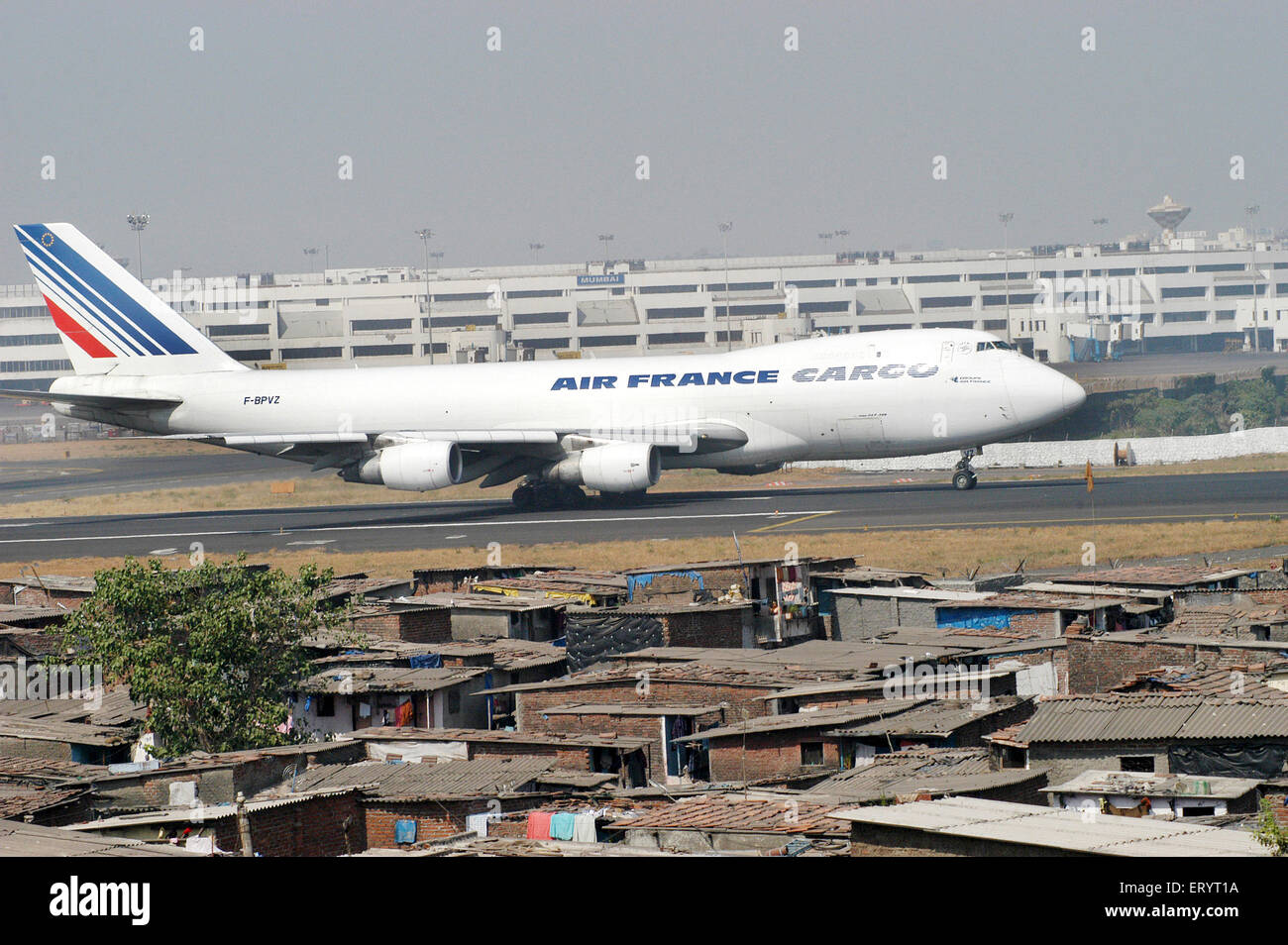 Air France aereo da carico decollo, Sahar Aeroporto baraccopoli, Chhatrapati Shivaji Maharaj Aeroporto Internazionale , Bombay , Mumbai , India , Asia Foto Stock