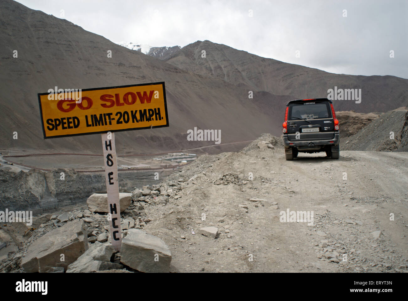 Andare lento cartello ; Leh ; Ladakh ; Jammu e Kashmir ; India 9 Aprile 2008 Foto Stock