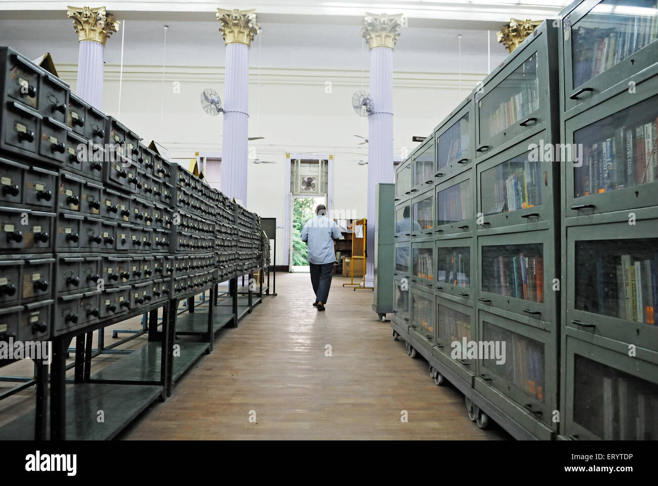 Armadietti e scaffali libro in municipio libreria asiatico Bombay Mumbai ; Maharashtra ; India Foto Stock