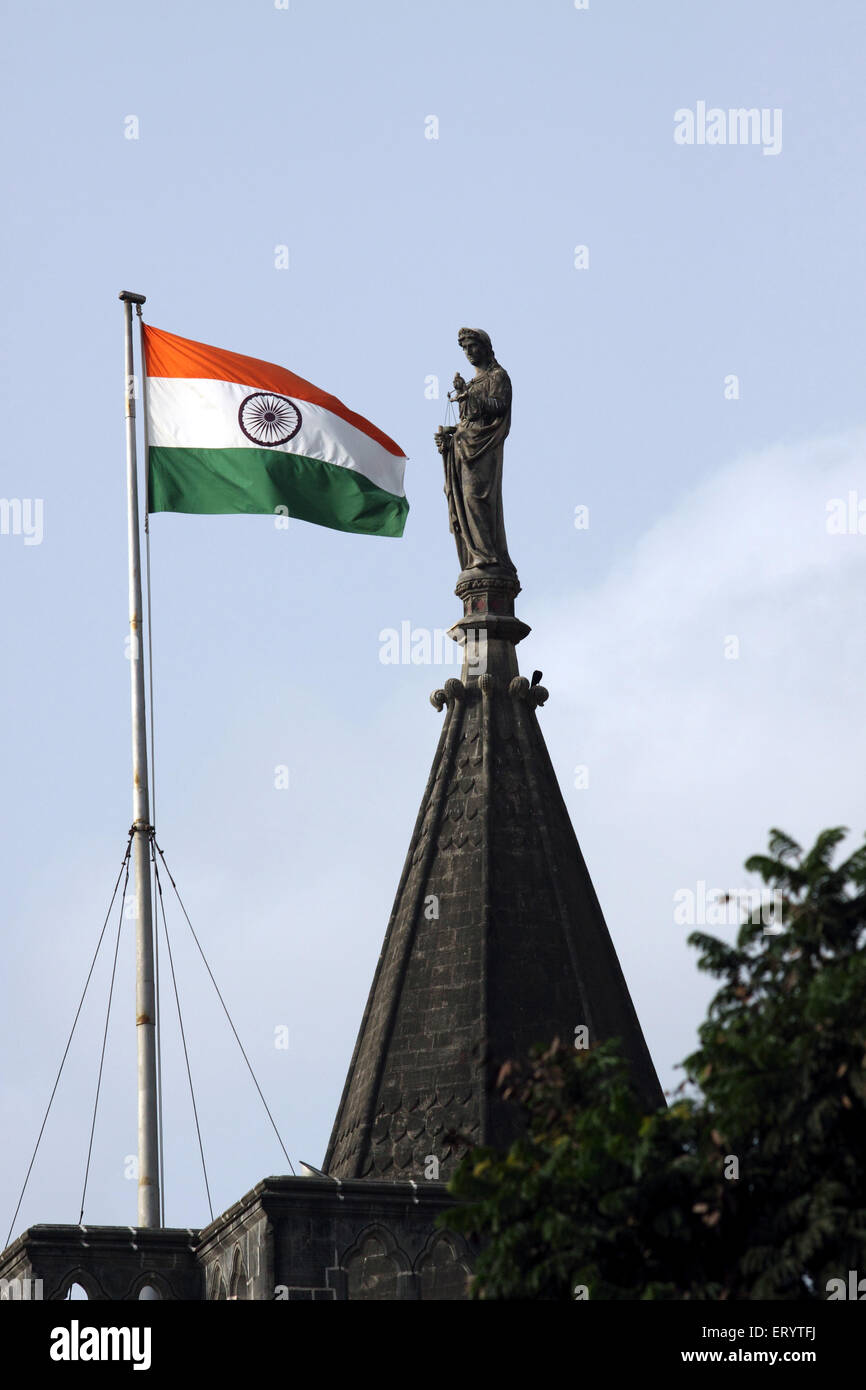 Bandiera indiana sul tetto della costruzione dell'Alta corte con la dea della giustizia lady della parità di sentenza ; Bombay Foto Stock