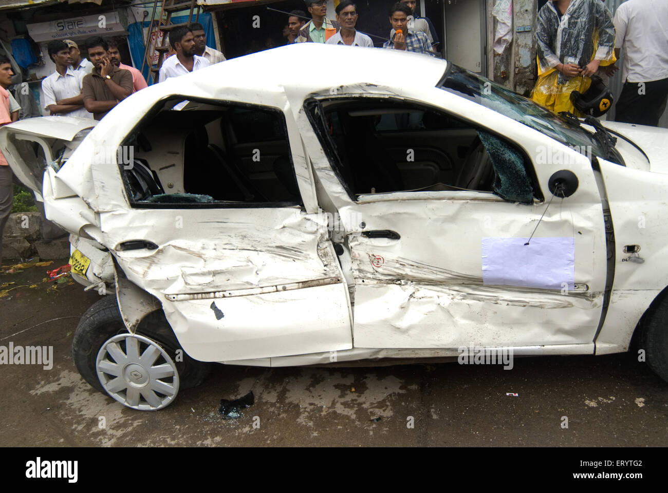 Incidente auto , vetro frantumato , Bombay , Mumbai , Maharashtra , India , Asia Foto Stock