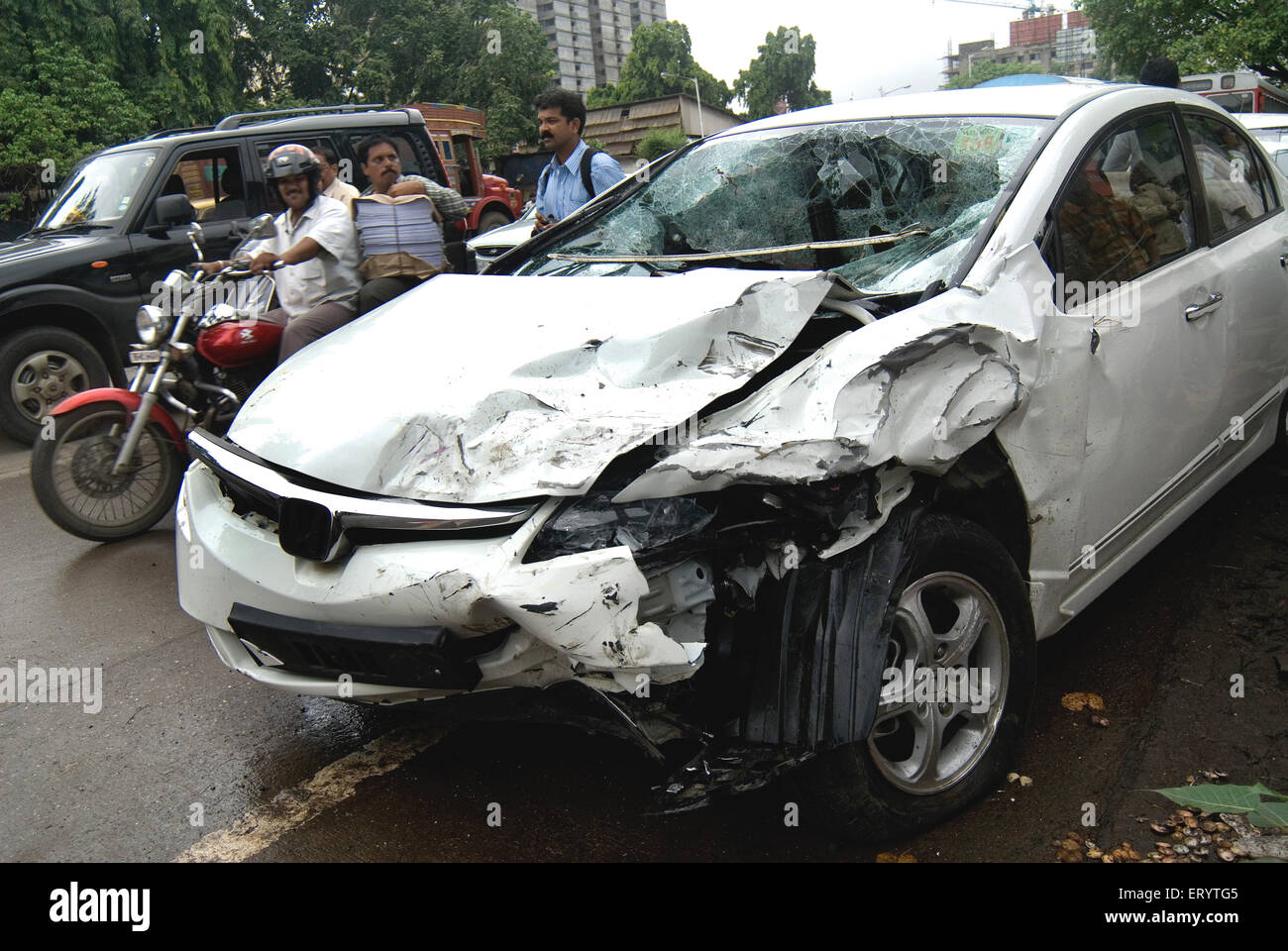 Incidente auto , parabrezza danneggiato , vetro frantumato , Bombay , Mumbai , Maharashtra , India , Asia Foto Stock