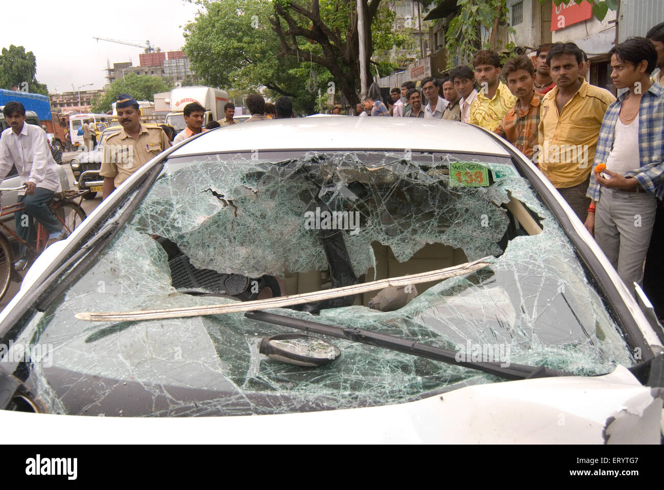 Incidente auto , parabrezza danneggiato , vetro frantumato , Bombay , Mumbai , Maharashtra , India , Asia Foto Stock