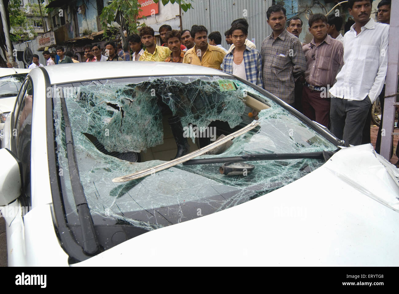 Incidente auto , parabrezza danneggiato , vetro frantumato , Bombay , Mumbai , Maharashtra , India , Asia Foto Stock