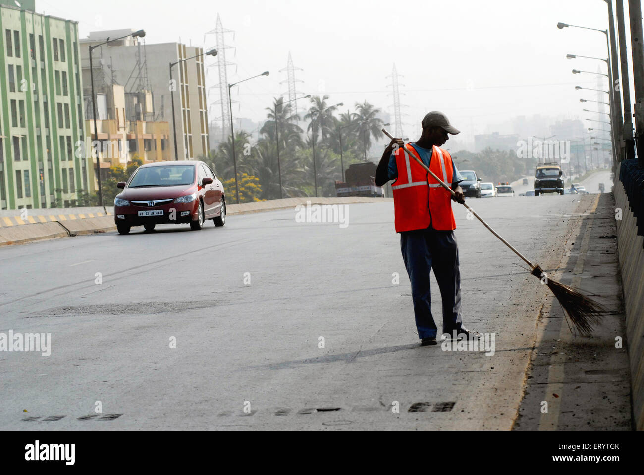 Operaio pulizia di strade in Mumbai Bombay ; Maharashtra ; India Foto Stock