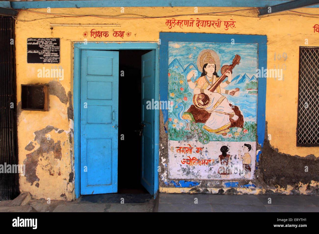Dea Saraswati , pittura murale in scuola pubblica , Bombay , Mumbai ; Maharashtra ; India , asia Foto Stock