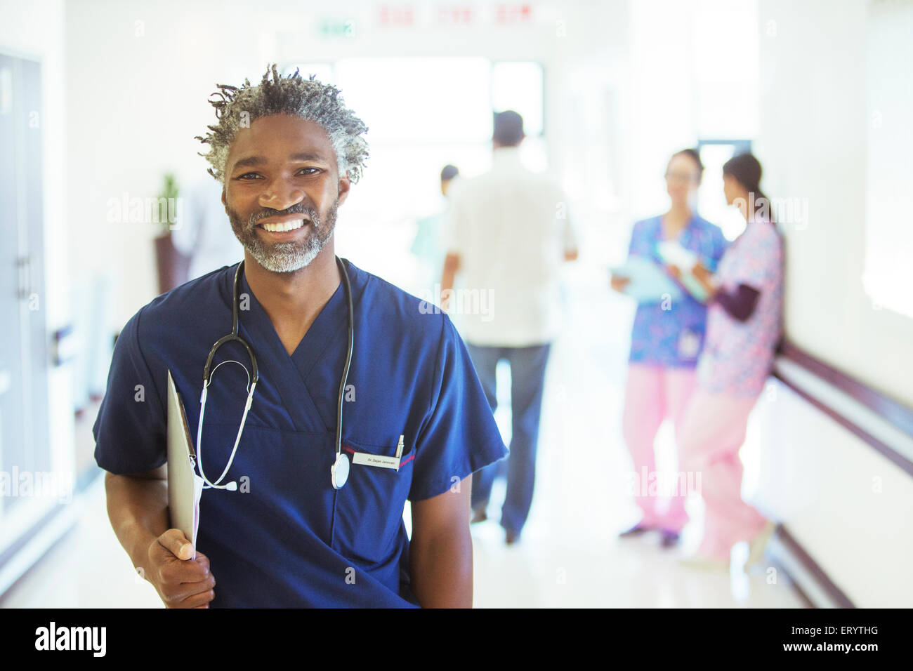 Ritratto di sorridere medico in ospedale corridoio Foto Stock