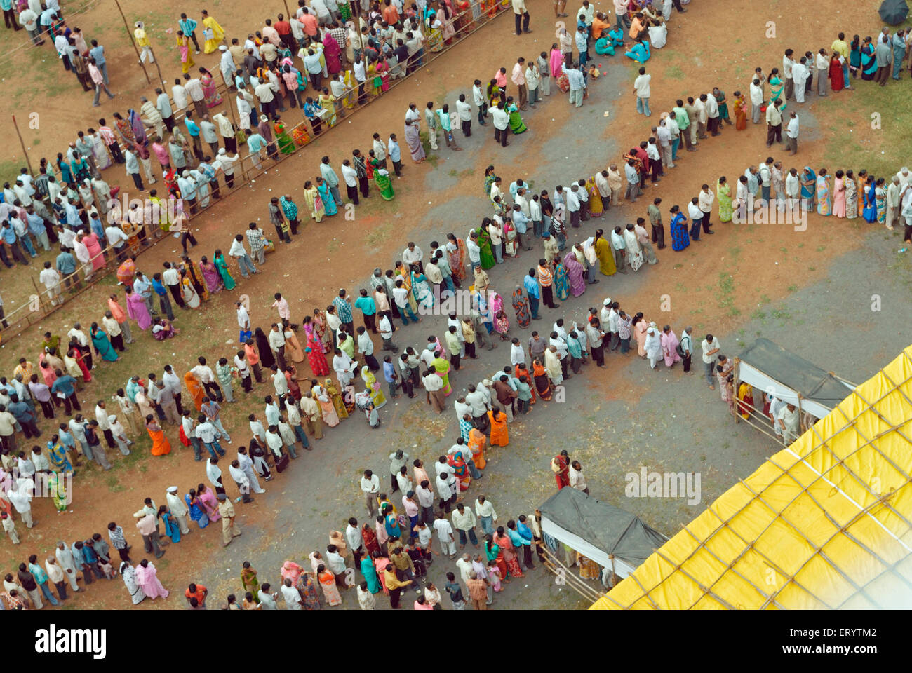 Gli elettori in piedi in coda per votare cast Mumbai Bombay ; Maharashtra ; India 13 10 2009 Foto Stock