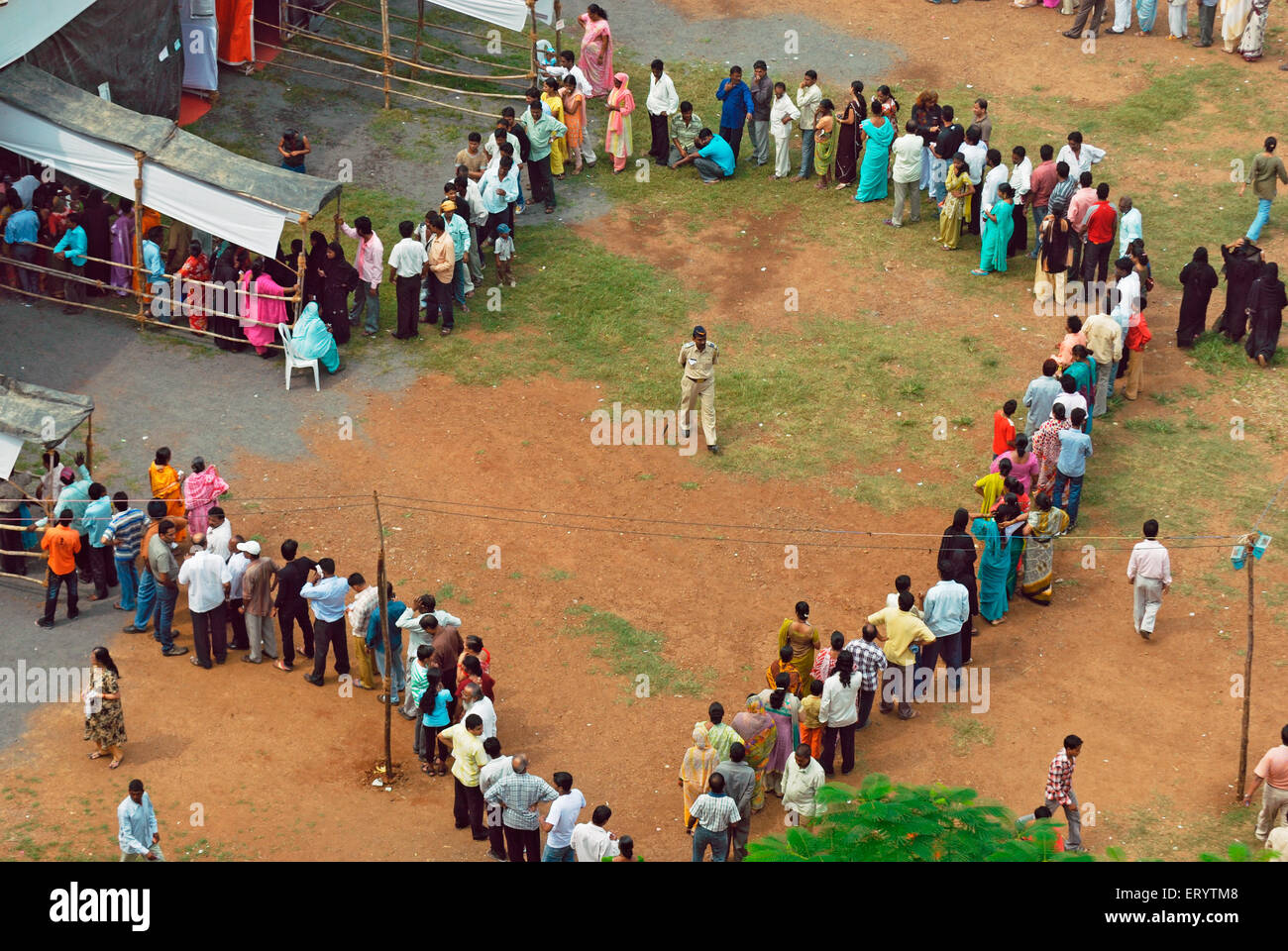 Gli elettori in piedi in coda per votare cast Bombay Mumbai India Maharashtra Foto Stock