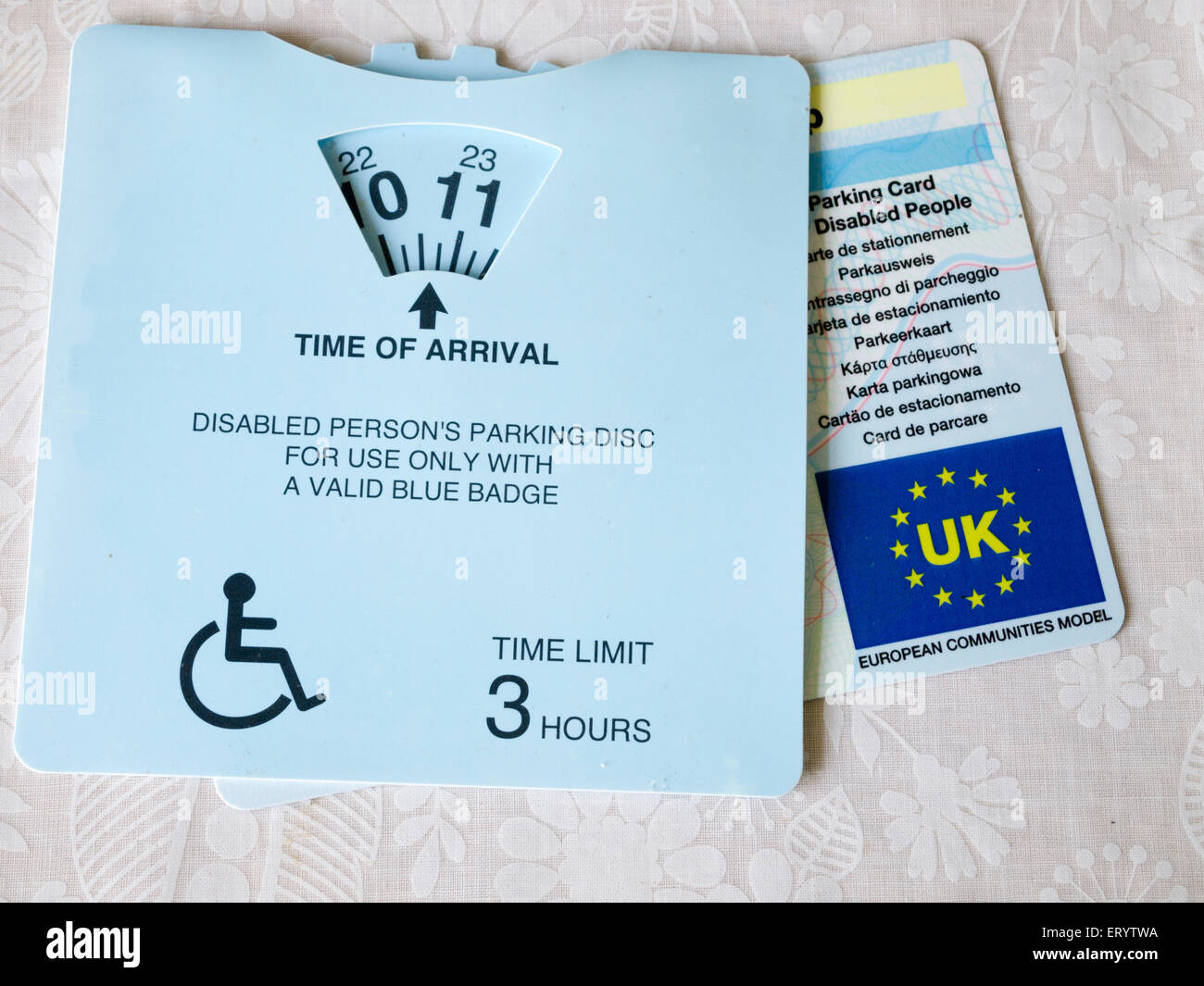 Disabili Parcheggio disco e consentire (blue badge) Foto Stock