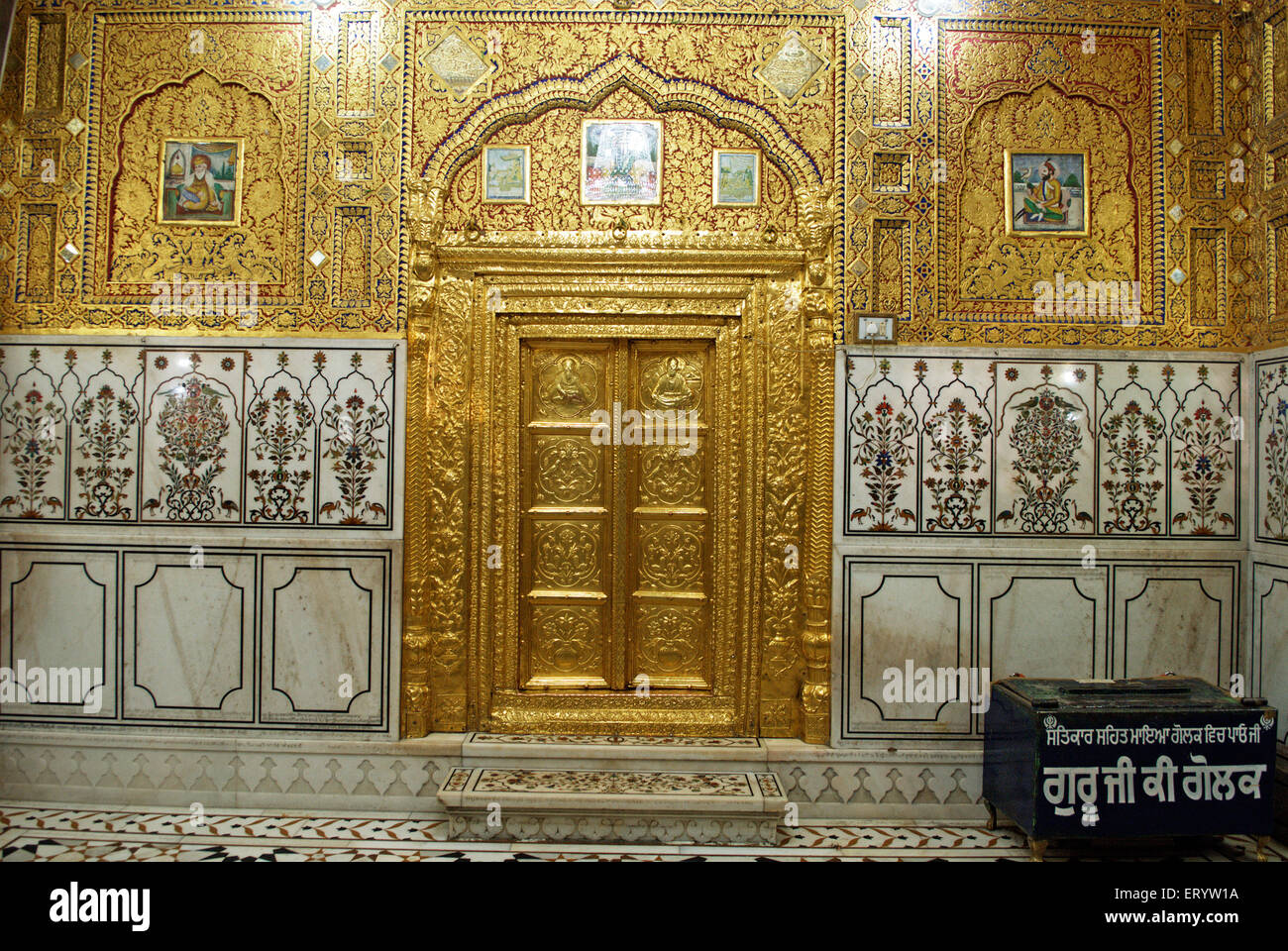 Porta in rilievo e infisso di Gurudwara di Sachkhand Sahib ; Nanded ; Maharashtra ; India Foto Stock